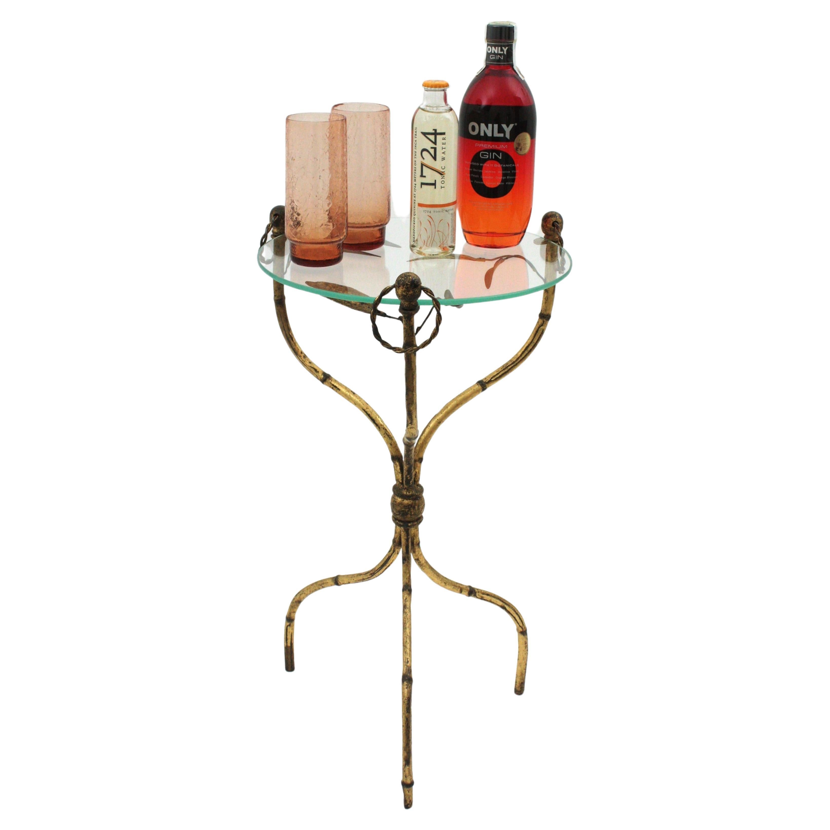 Mid-Century Modern Table d'appoint ou à boire en fer doré de la Maison Bagues en faux bambou Gueridon en vente