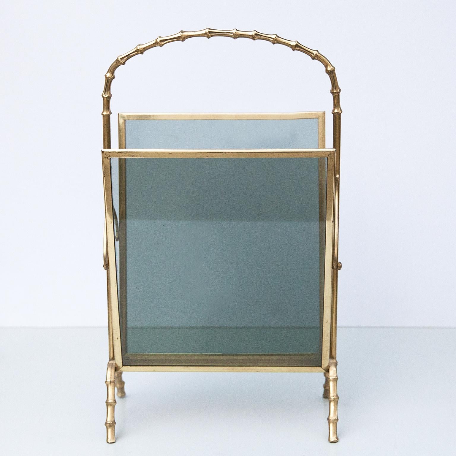 Magazine rack made by Maison Baguès in a faux bamboo brass structure and glass. Made in France, circa 1950 in very good vintage condition.