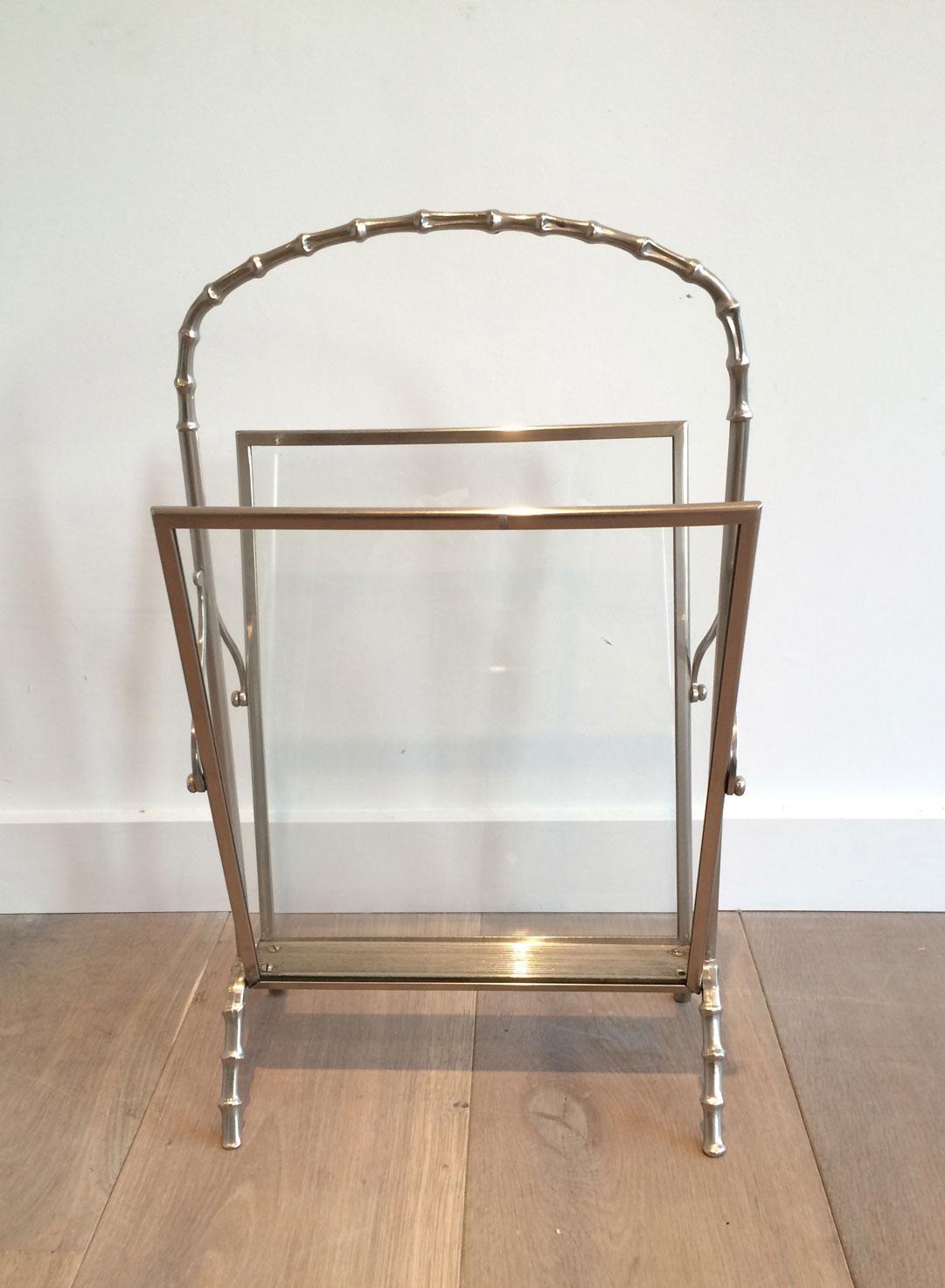 Questo portariviste in finto bambù è realizzato in bronzo argentato. Si tratta di un'opera francese del famoso designer francese Maison Baguès, del 1940 circa.