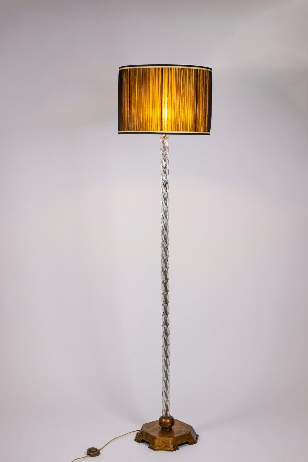 Maison Baguès, attribué à.

Lampadaire en verre torsadé. Base en métal doré de forme hexagonale.

Travail français réalisé dans les années 1950.

Dimensions : H 165 x L 32 x P 32 cm.

 