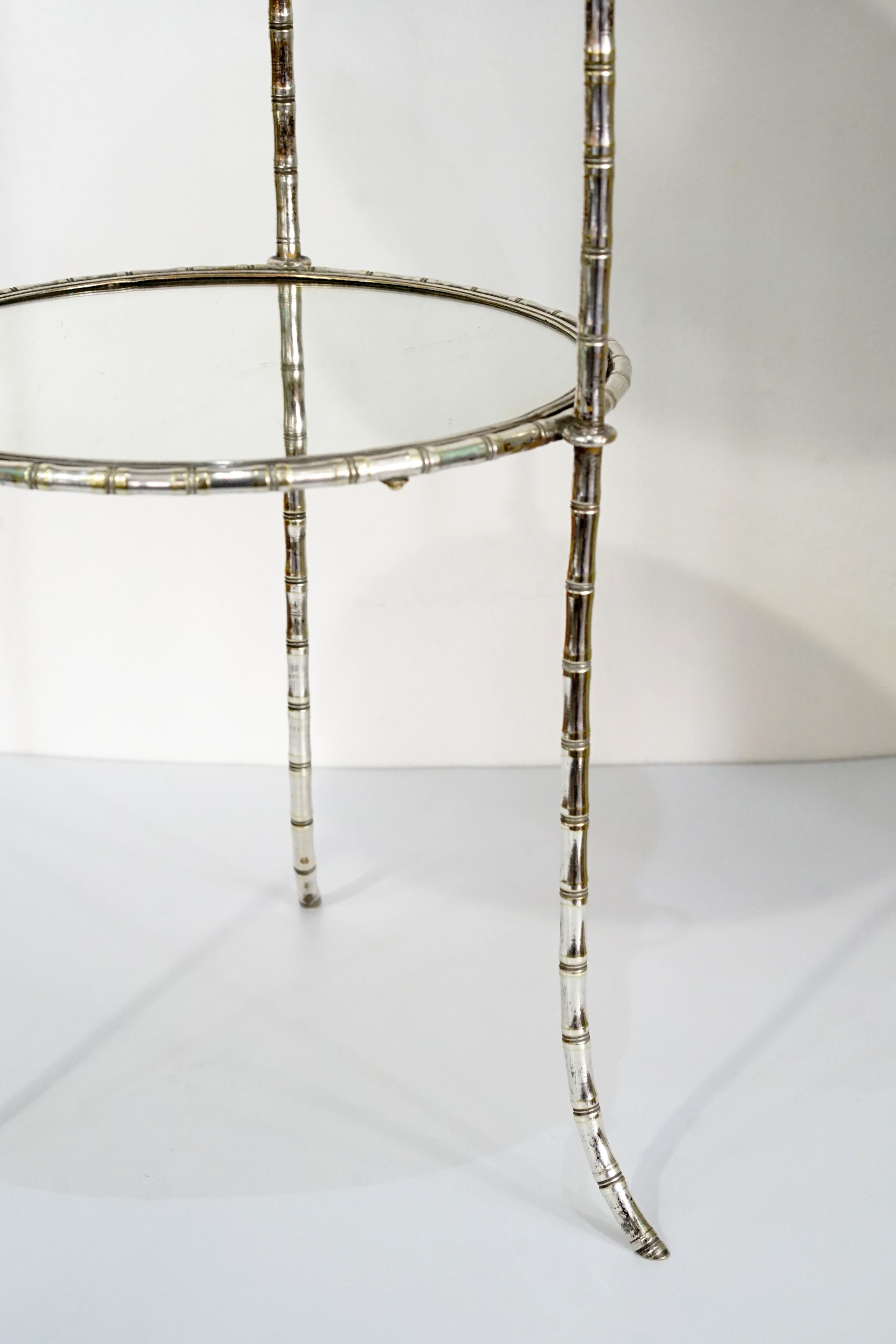 Français Table d'appoint du milieu du siècle en bronze en vente