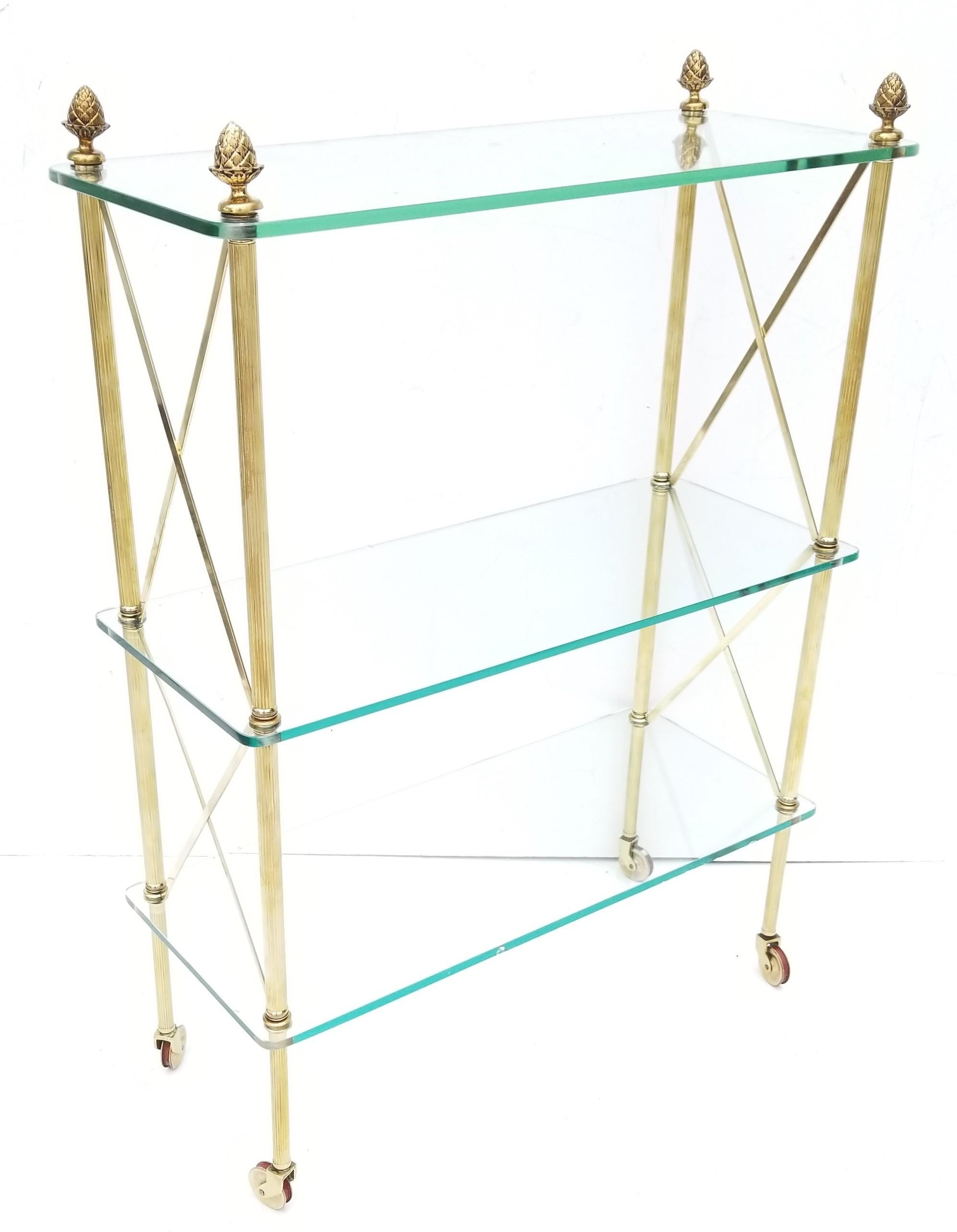 Français Table néoclassique française sur roues en bronze et laiton de la Maison Bagues en vente
