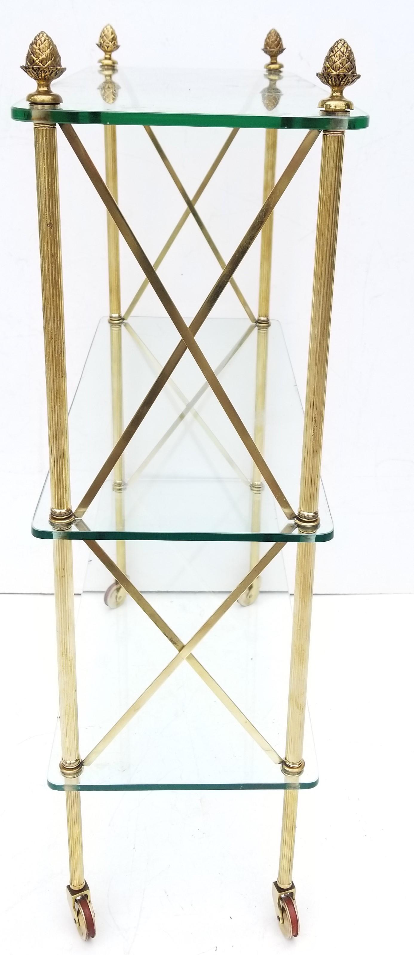 Laiton Table néoclassique française sur roues en bronze et laiton de la Maison Bagues en vente
