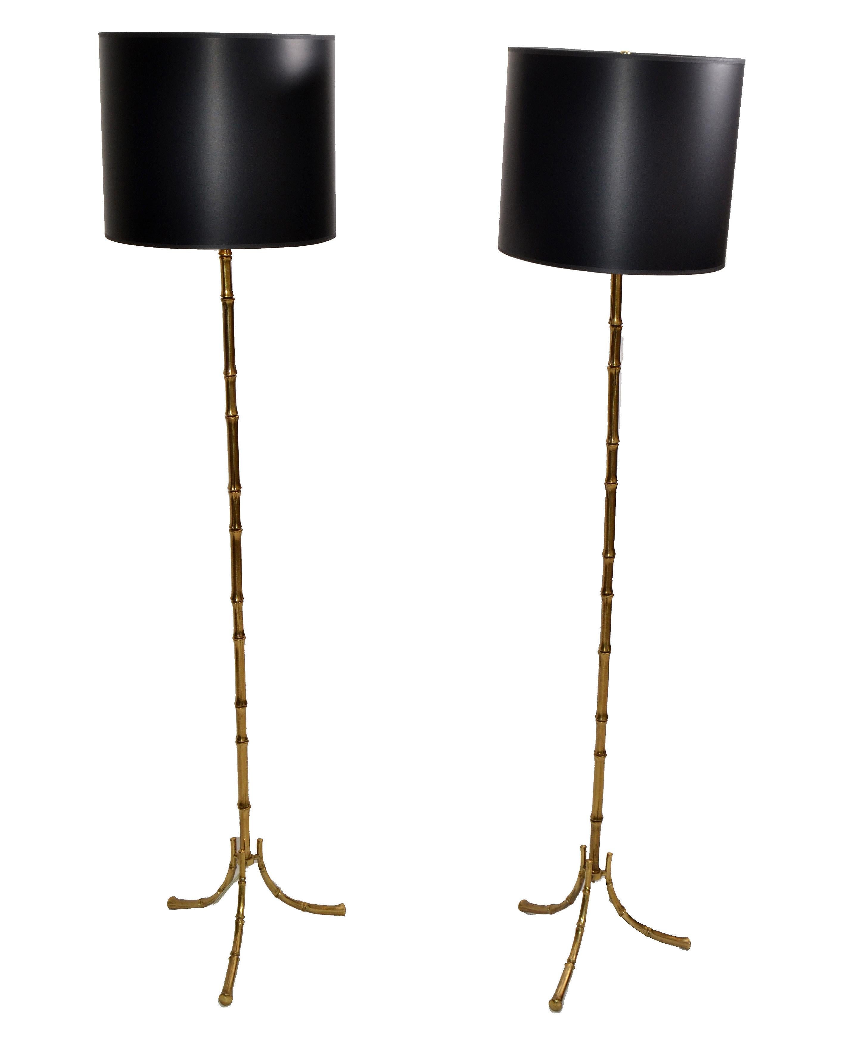 Maison Bagus paire de lampadaires français Hollywood Regency en bronze et faux bambou, 1960 en vente 8