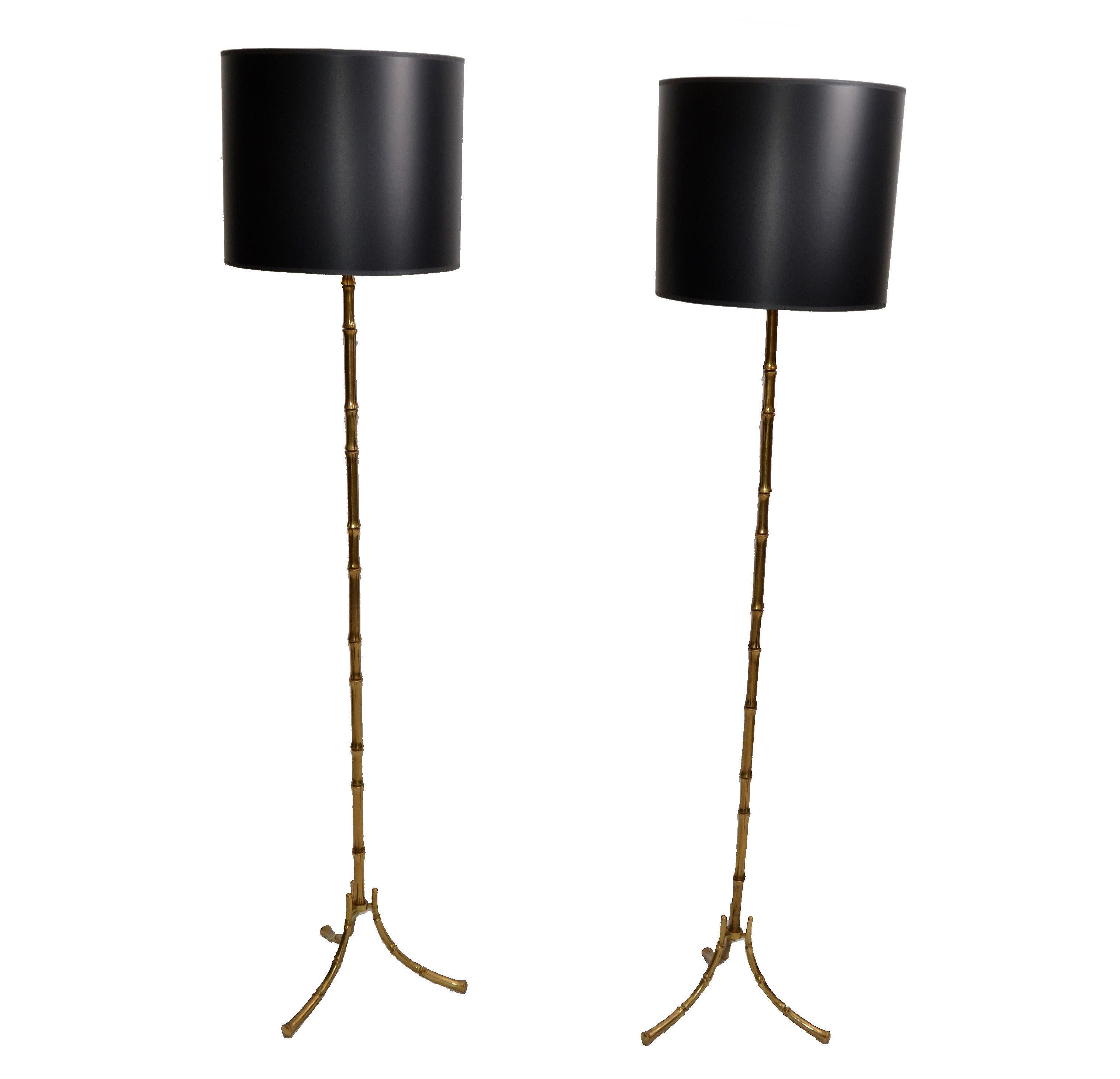 Pair of French Hollywood Regency bronze faux bamboo floor lamps by Maison Baguès made in the 1960s.
US rewiring and each takes one regular light bulb or LED bulb.
The pair is in good vintage condition with the original Patina.