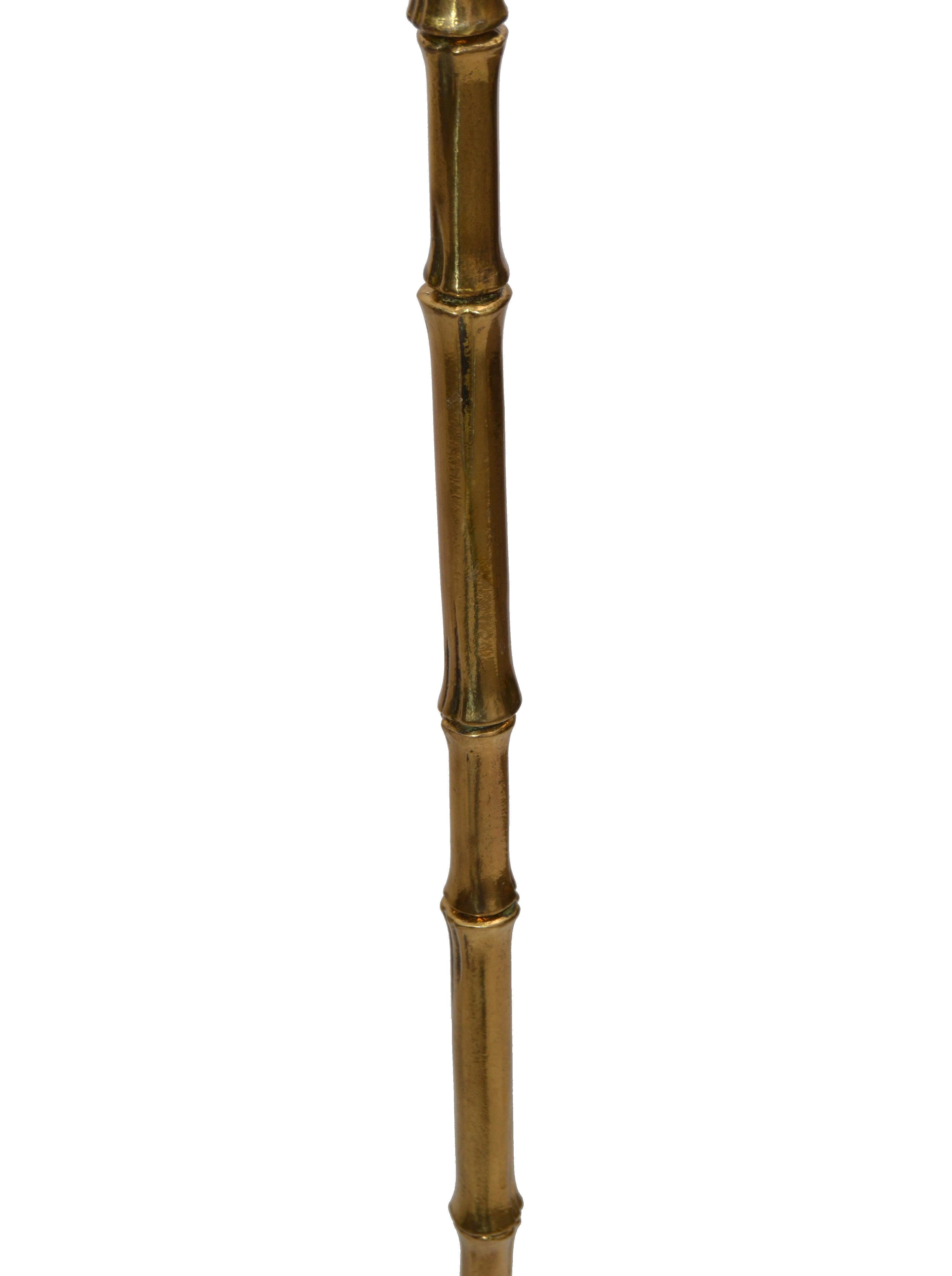 Metà XX secolo Lampada da terra in finto bambù 1960 della Maison Baguès, in stile Hollywood Regency francese. in vendita
