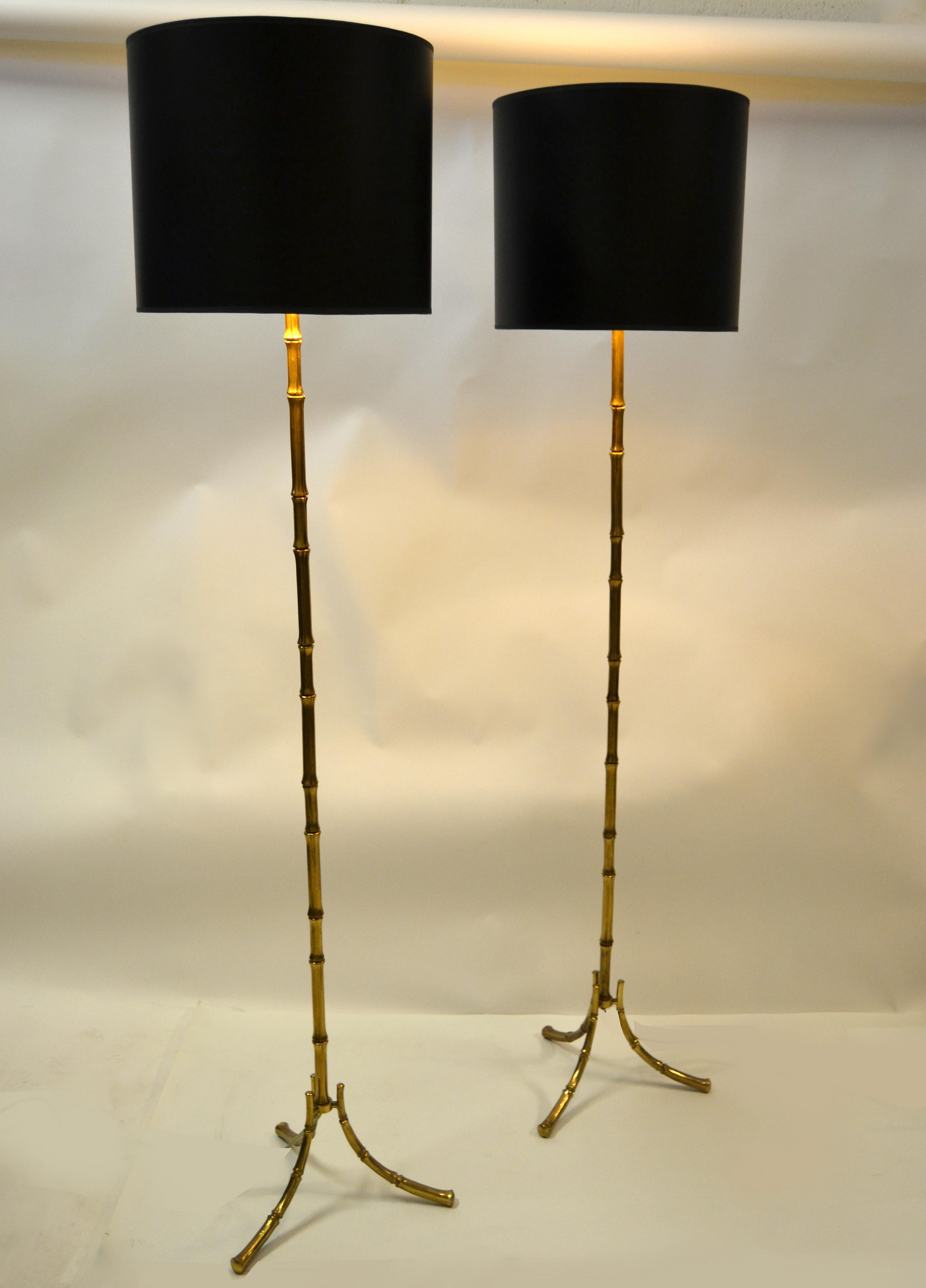 Maison Bagus paire de lampadaires français Hollywood Regency en bronze et faux bambou, 1960 en vente 1