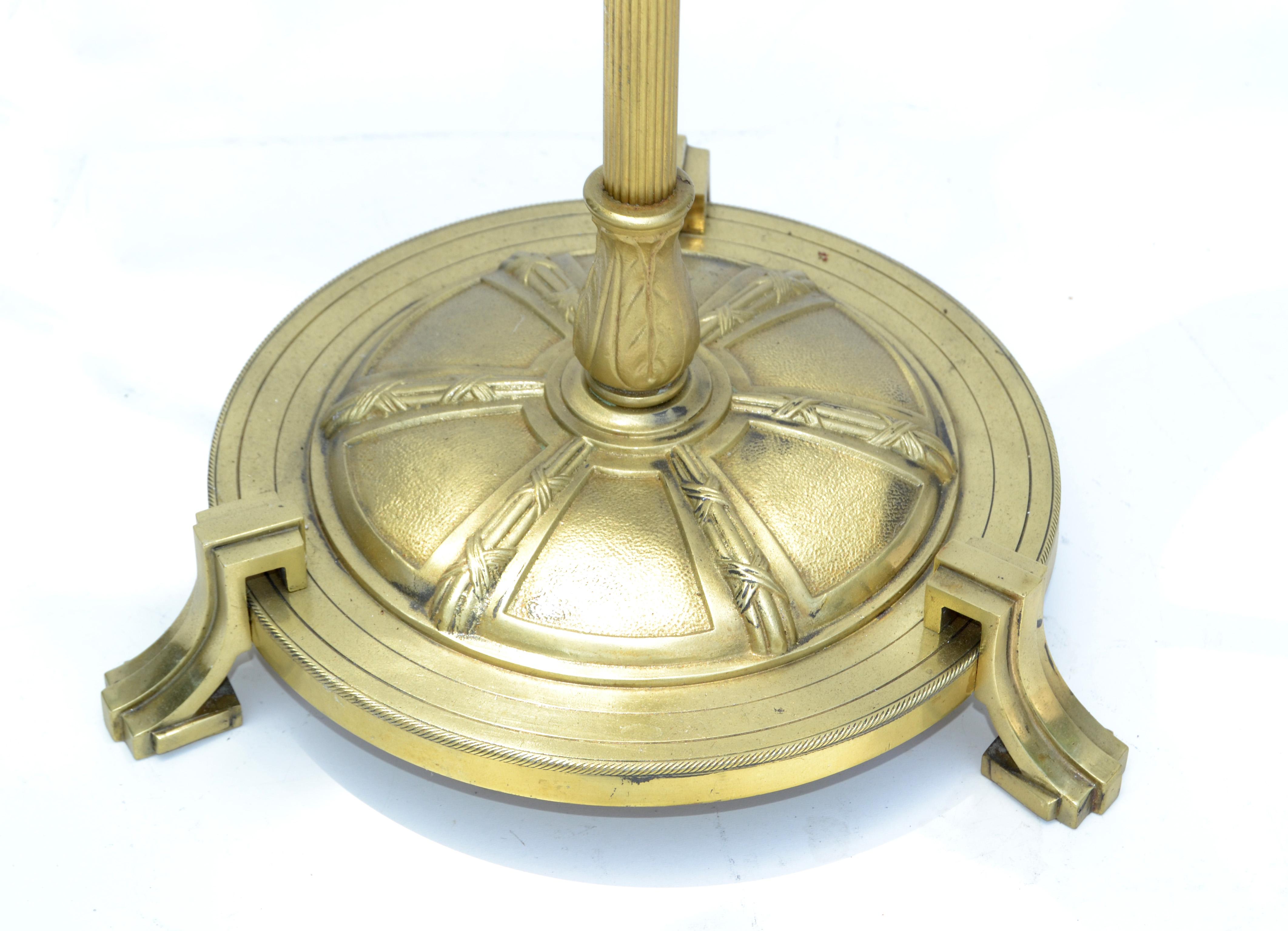 Lampada da terra con base rotonda in ottone e bronzo neoclassico francese Maison Baguès, anni '40 in vendita 2