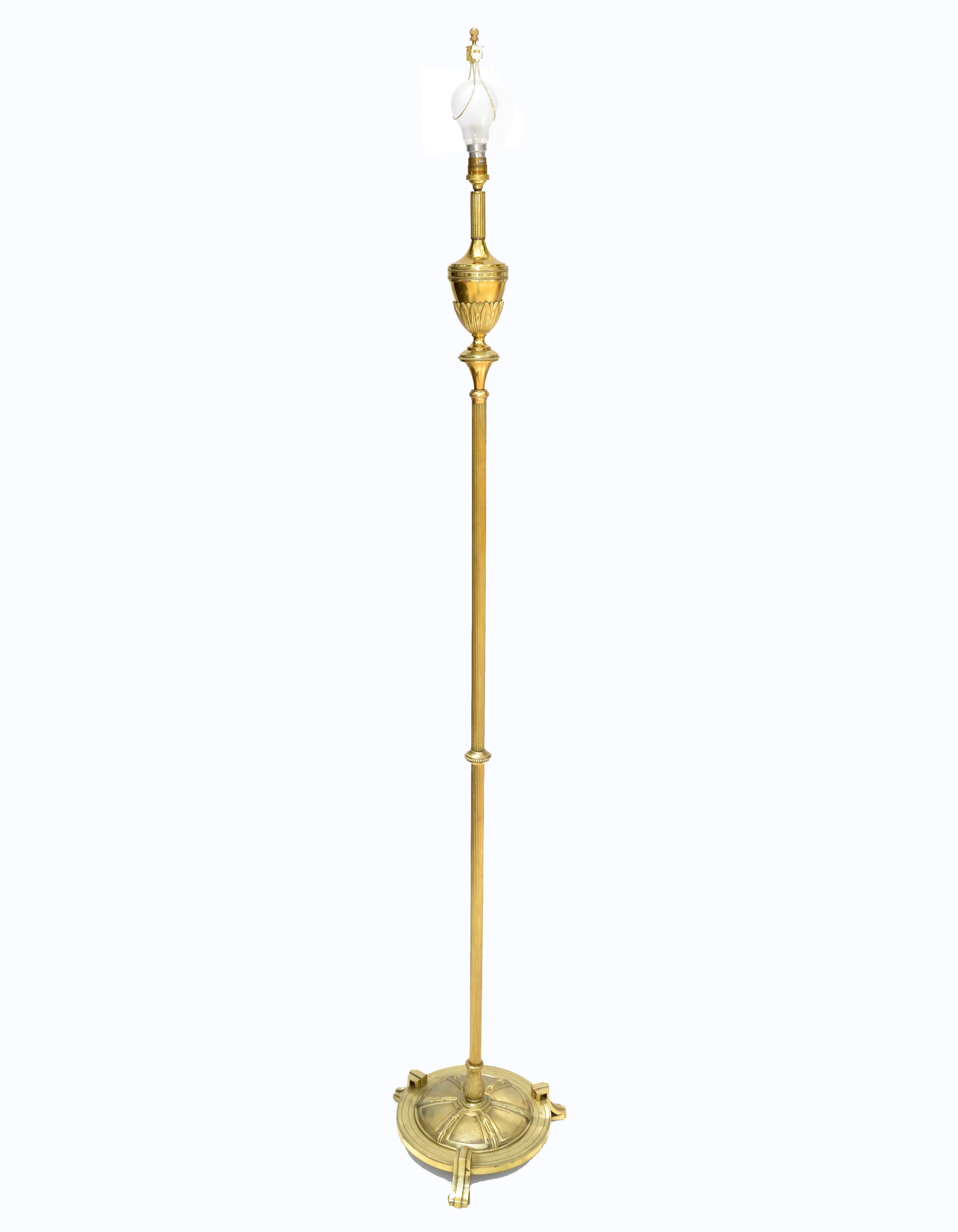Maison Baguès French neoclassical bronze & brass floor lamp round base from the 1940s.
Solid bronze high quality floor lamp.
Perfect working condition and uses 1 max. 65 watts light bulb.
Adjustable height.