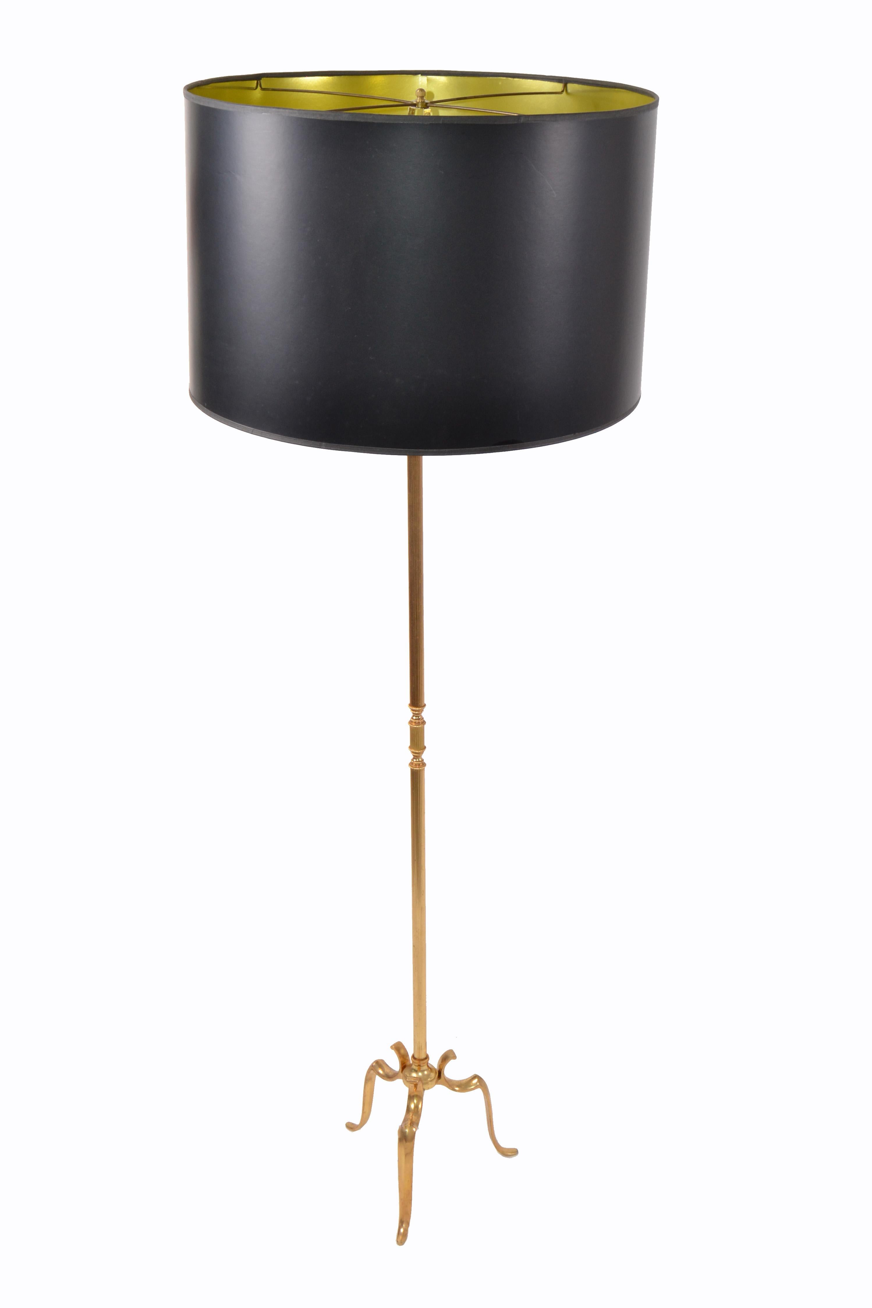 Splendid neoclassical bronze floor lamp by Maison Baguès, France.
Tripod base: 11 inches
Wired for US and in working condition.
Shade measures:
Diameter 22 inches, height 14 inches.