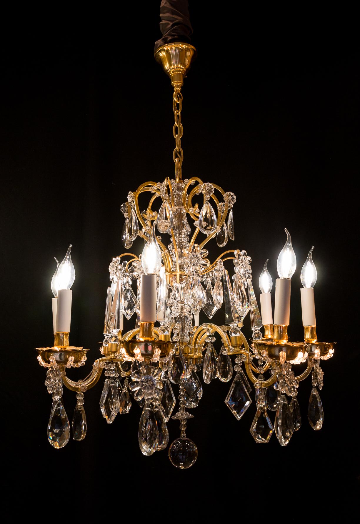 Maison Baguès gilt bronze & crystal chandelier, circa 1920-1940

An elegant and decorative gilt bronze and cut crystal chandelier, by The Maison Baguès.
Our chandelier is composed of eight perimeter arm-lights and eight internal lights.