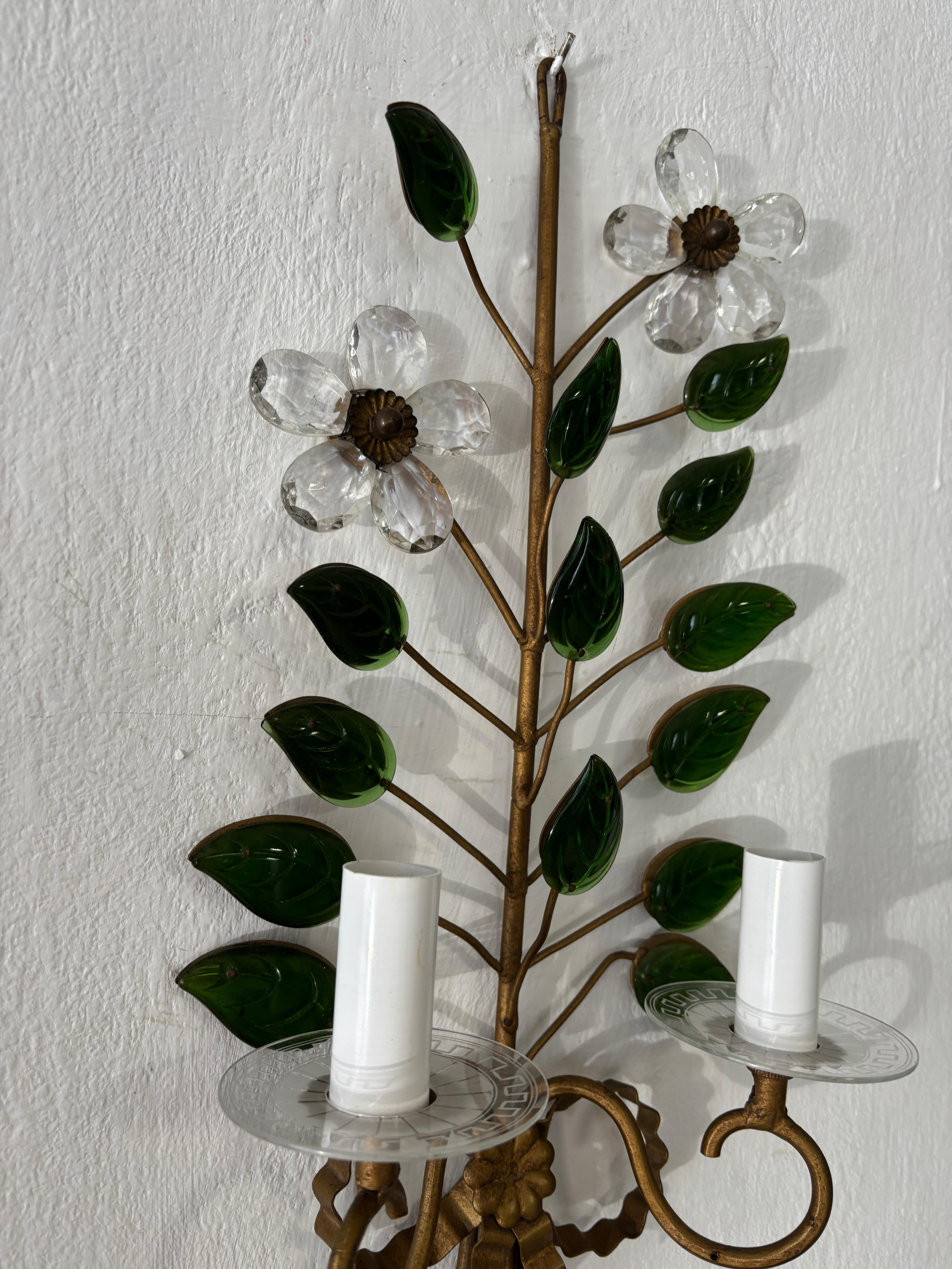 Maison Baguès Grüne Blätter Klare Blumen Kristall Wandleuchter, um 1920 Signiert Selten (Frühes 20. Jahrhundert) im Angebot