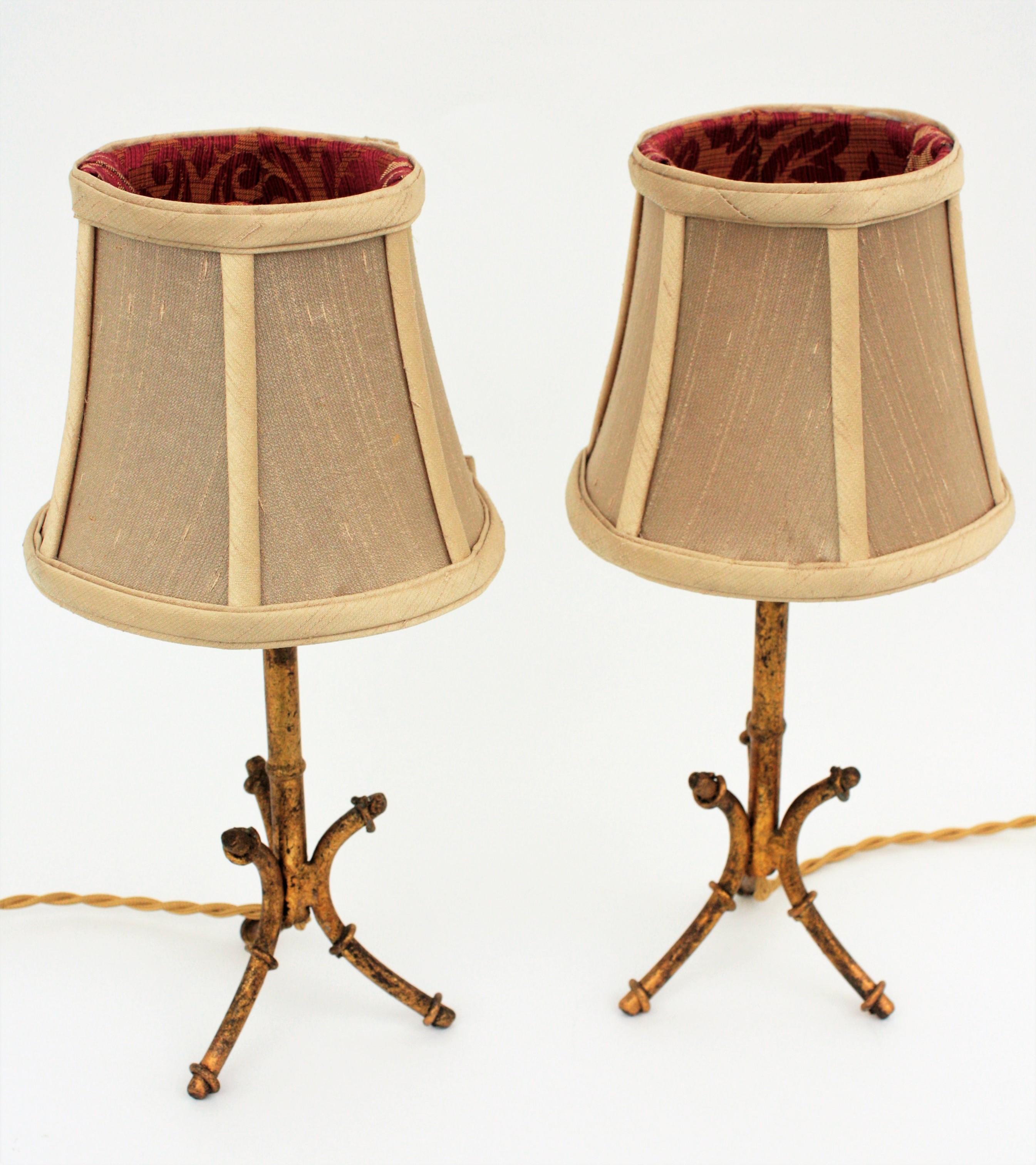 French Pair of Faux Bamboo Gilt Iron Tripod Table Lamps, Maison Bagues Style For Sale