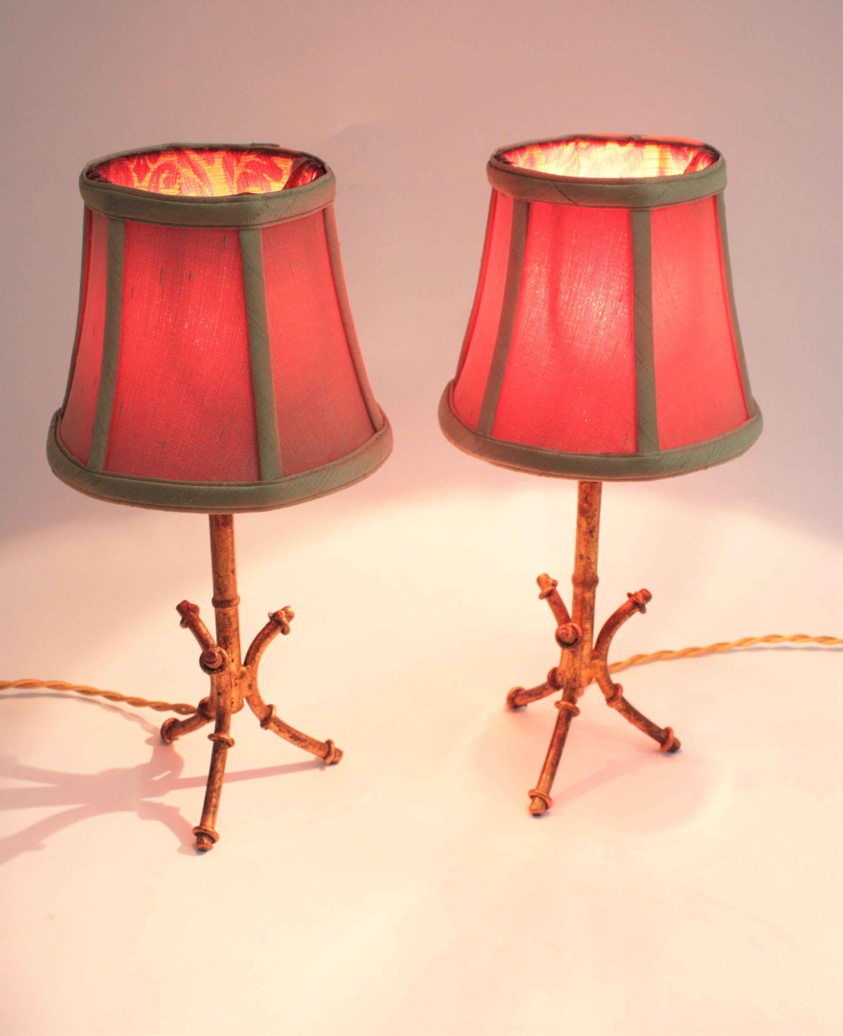 Hammered Pair of Faux Bamboo Gilt Iron Tripod Table Lamps, Maison Bagues Style For Sale