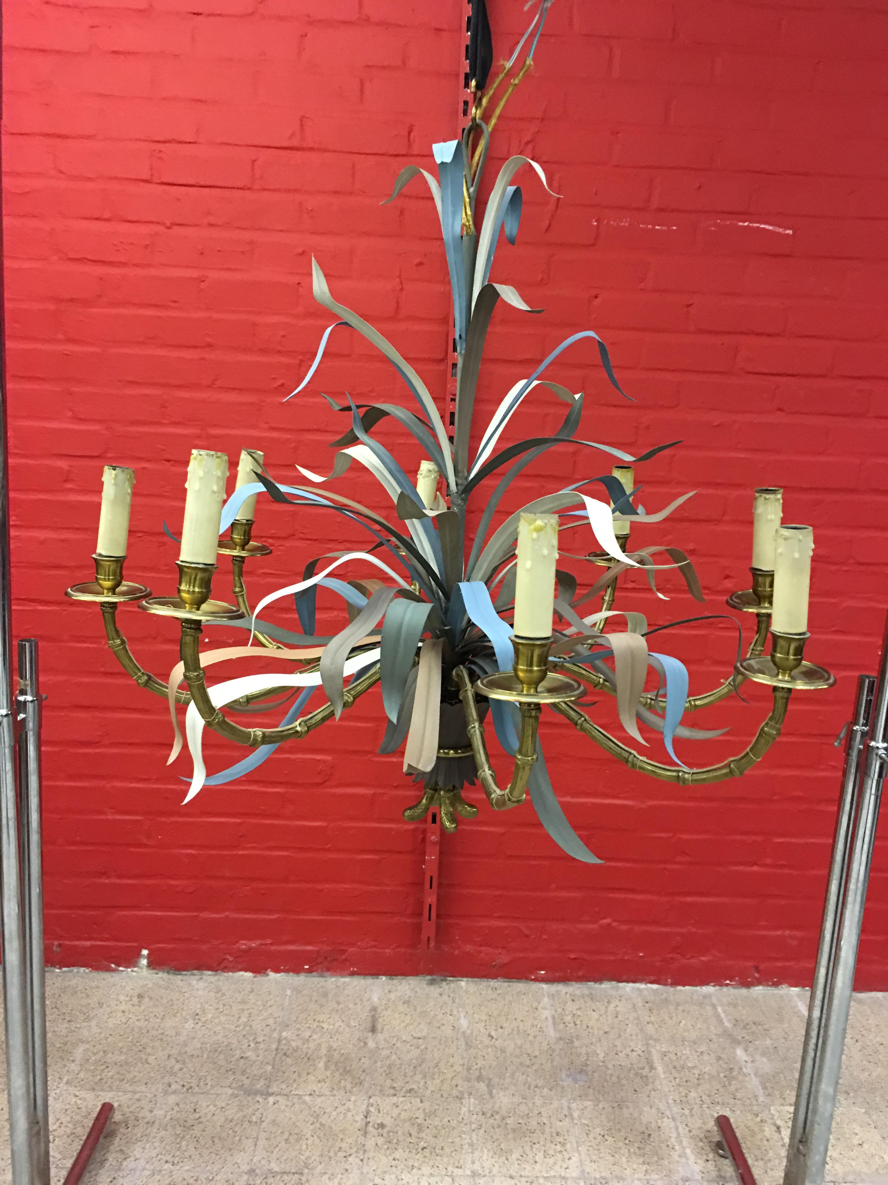 Metà XX secolo Maison Baguès, Grande lampadario in bronzo dorato e metallo laccato del 1950 circa in vendita