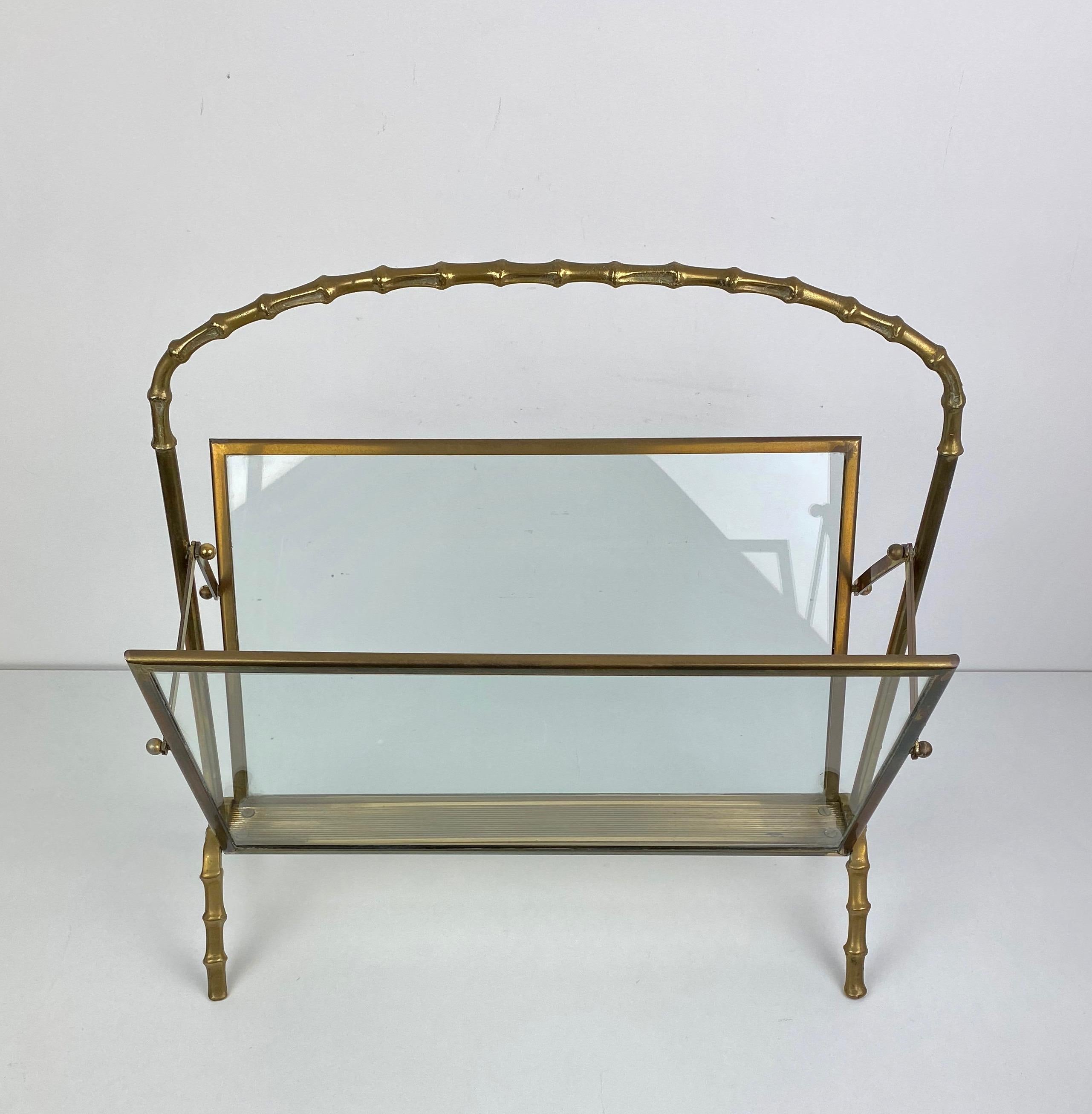 Magazine racket by the French Maison Baguès in a faux bamboo brass structure and glass. Made in France, circa 1950.