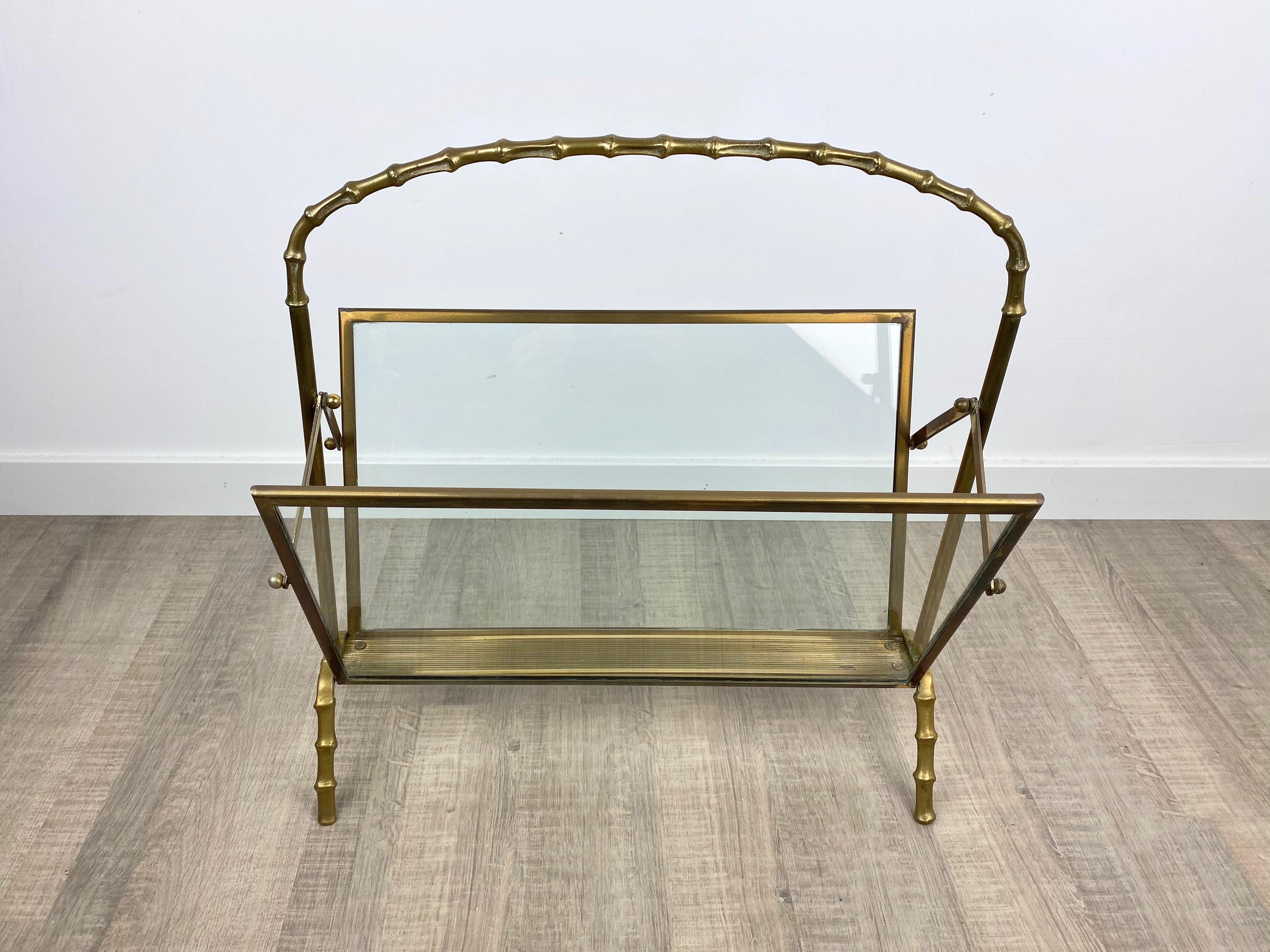 Maison Baguès Magazine Rack Stand Faux Bamboo Brass Glass, France, 1950s In Good Condition For Sale In Rome, IT