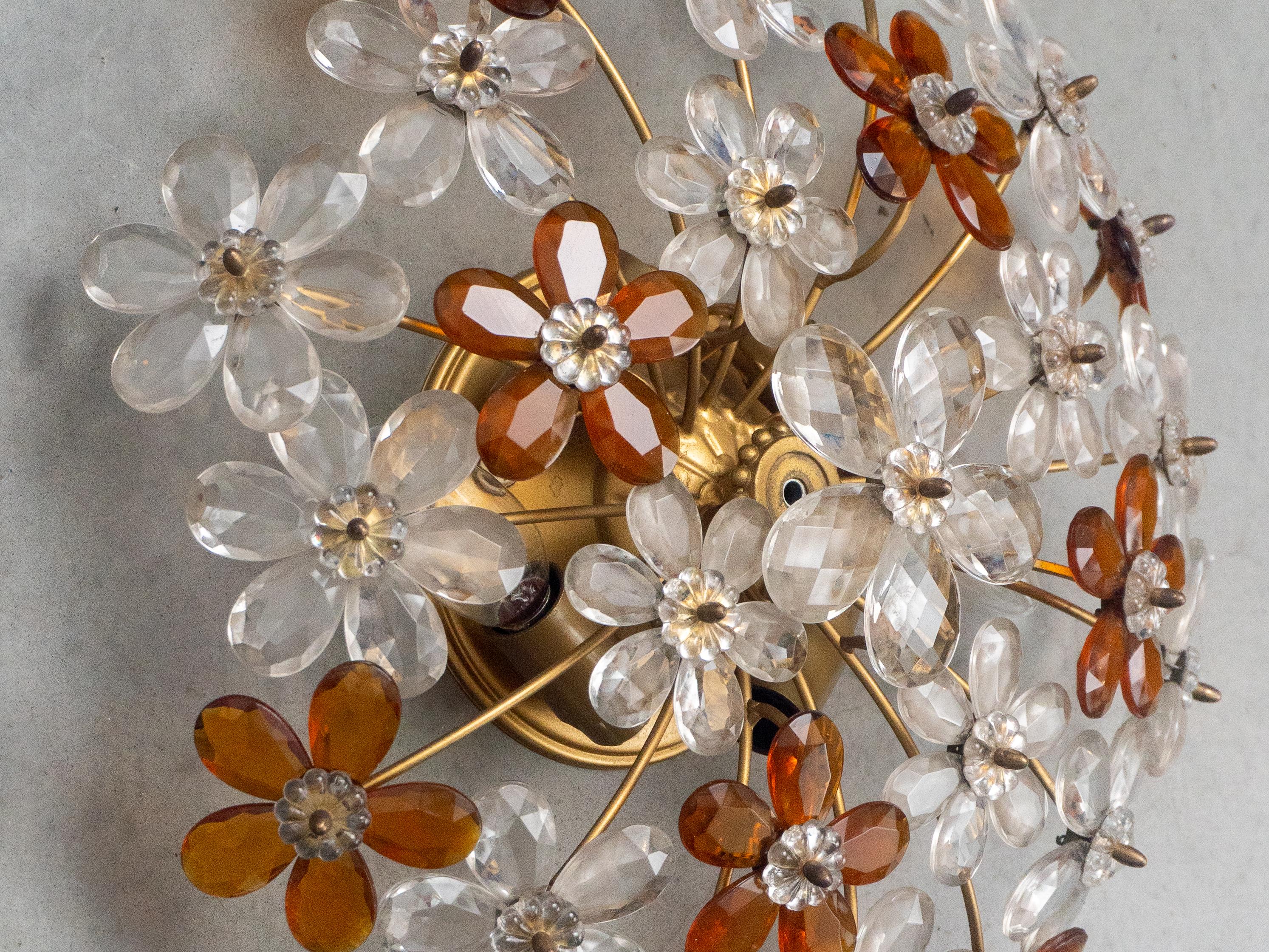 Maison Baguès Mitte des Jahrhunderts Bernstein und klarer Kristall Blume Flush Mount, 1970er Jahre (Facettiert) im Angebot