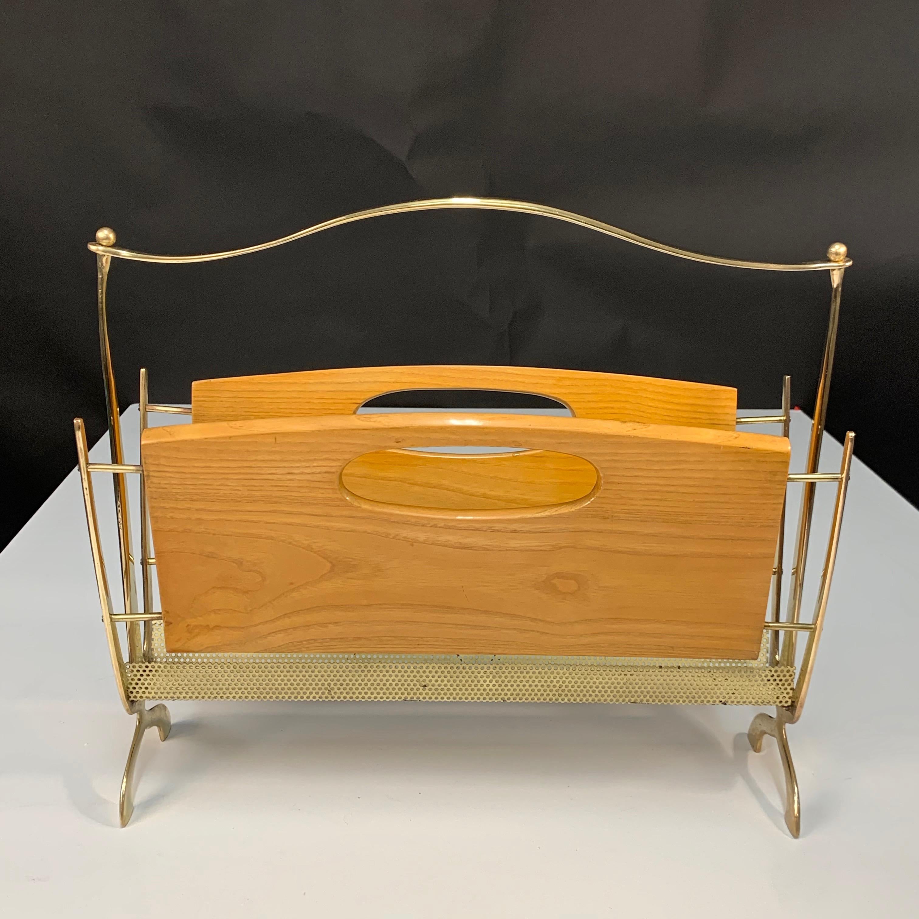 Maison Baguès Midcentury Brass and Chestnut Wood French Magazine Rack, 1950s For Sale 6