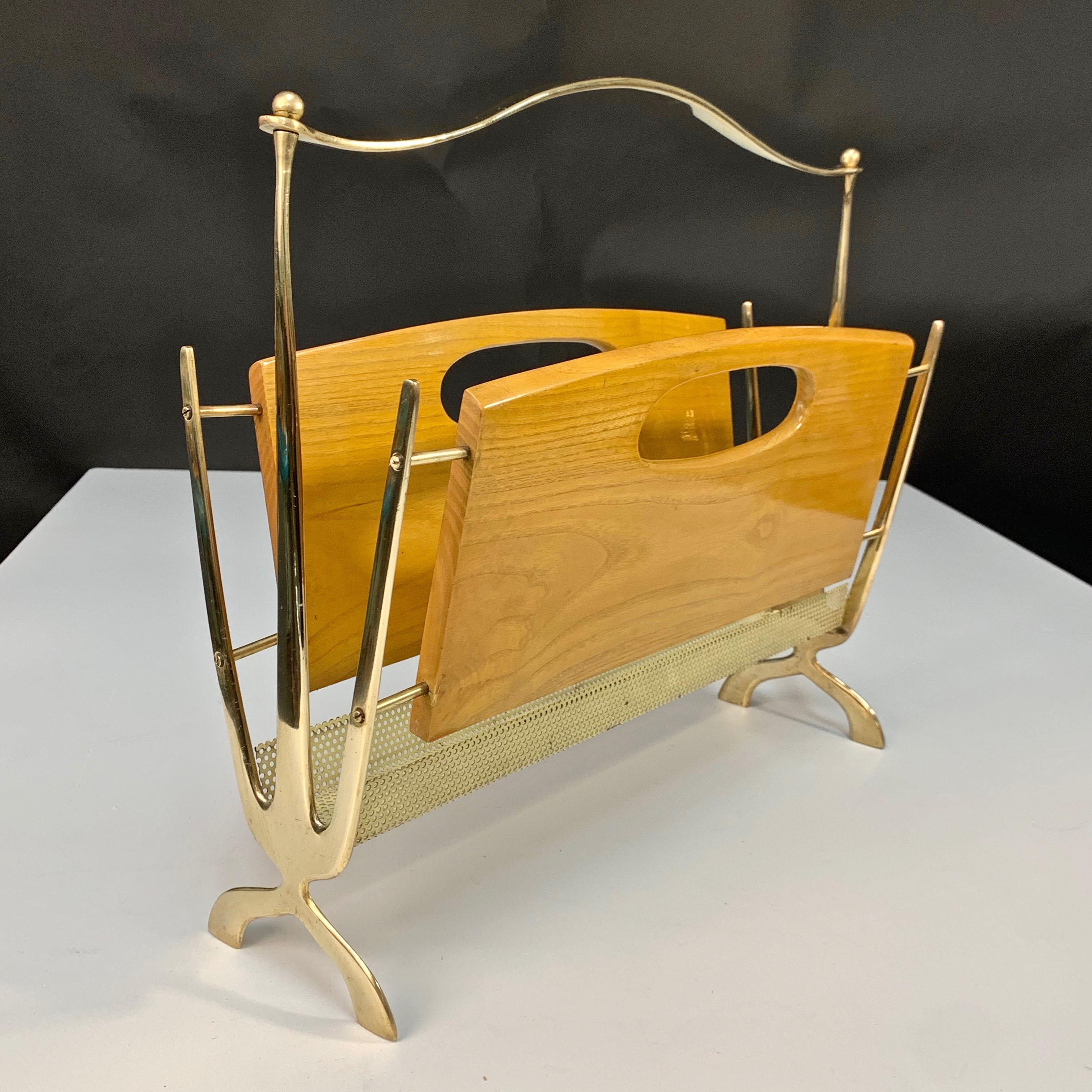 Maison Baguès Midcentury Brass and Chestnut Wood French Magazine Rack, 1950s For Sale 7