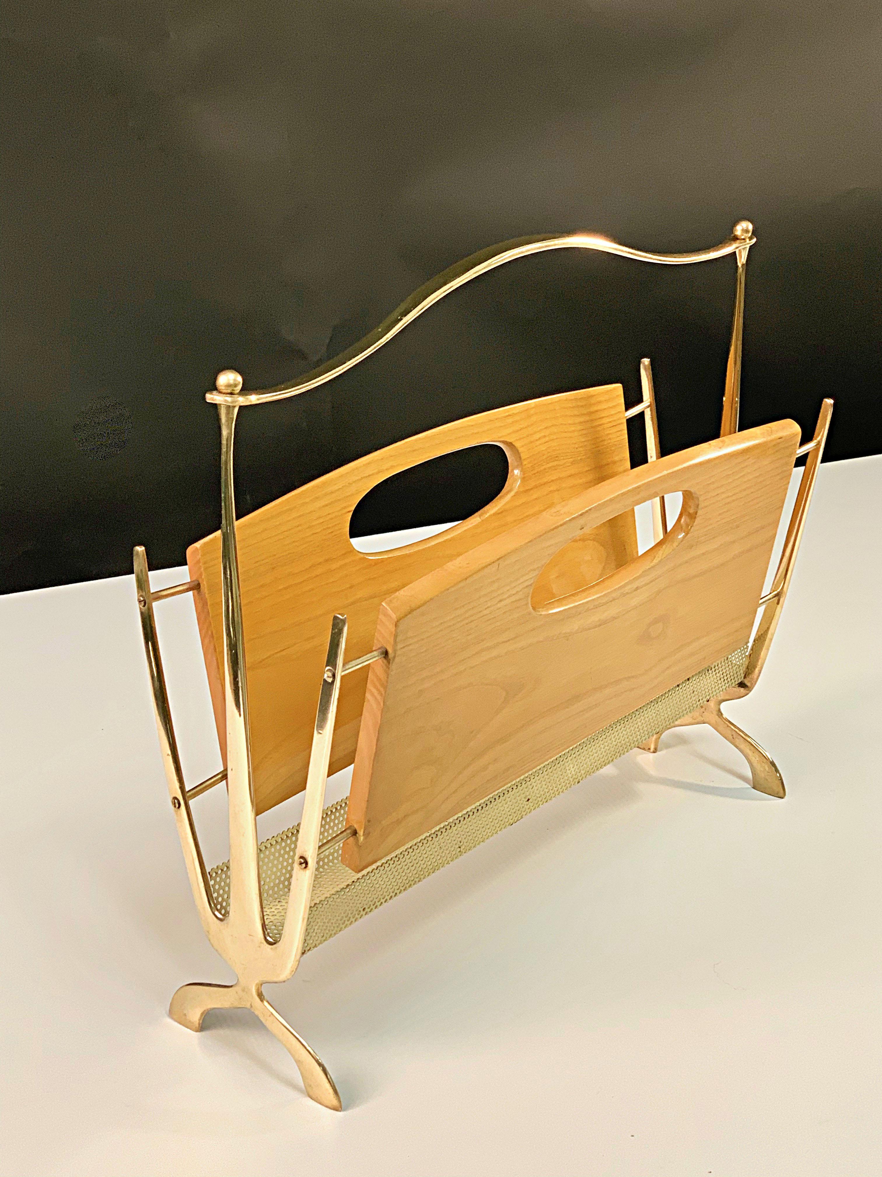 Maison Baguès Midcentury Brass and Chestnut Wood French Magazine Rack, 1950s For Sale 8