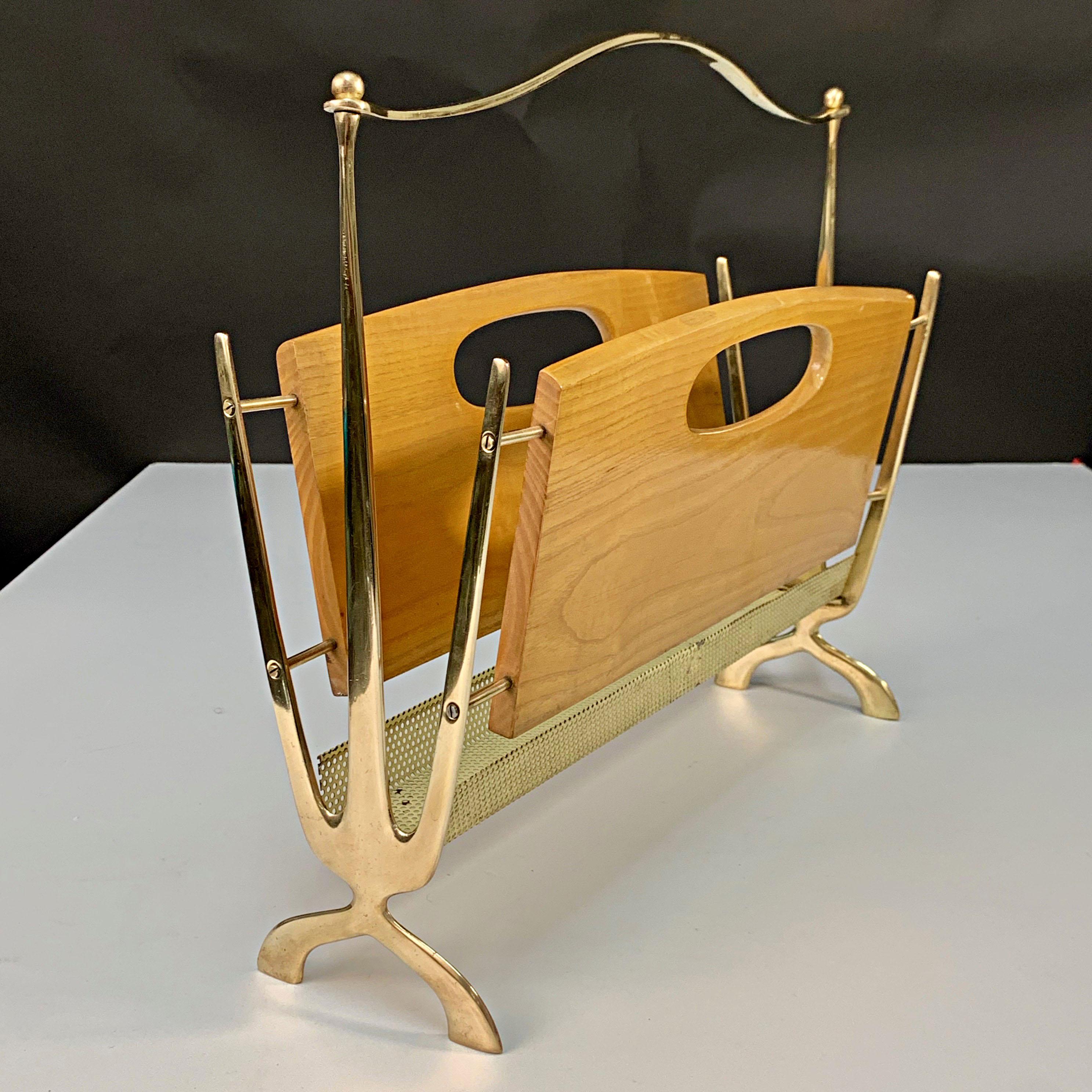 Maison Baguès Midcentury Brass and Chestnut Wood French Magazine Rack, 1950s For Sale 9
