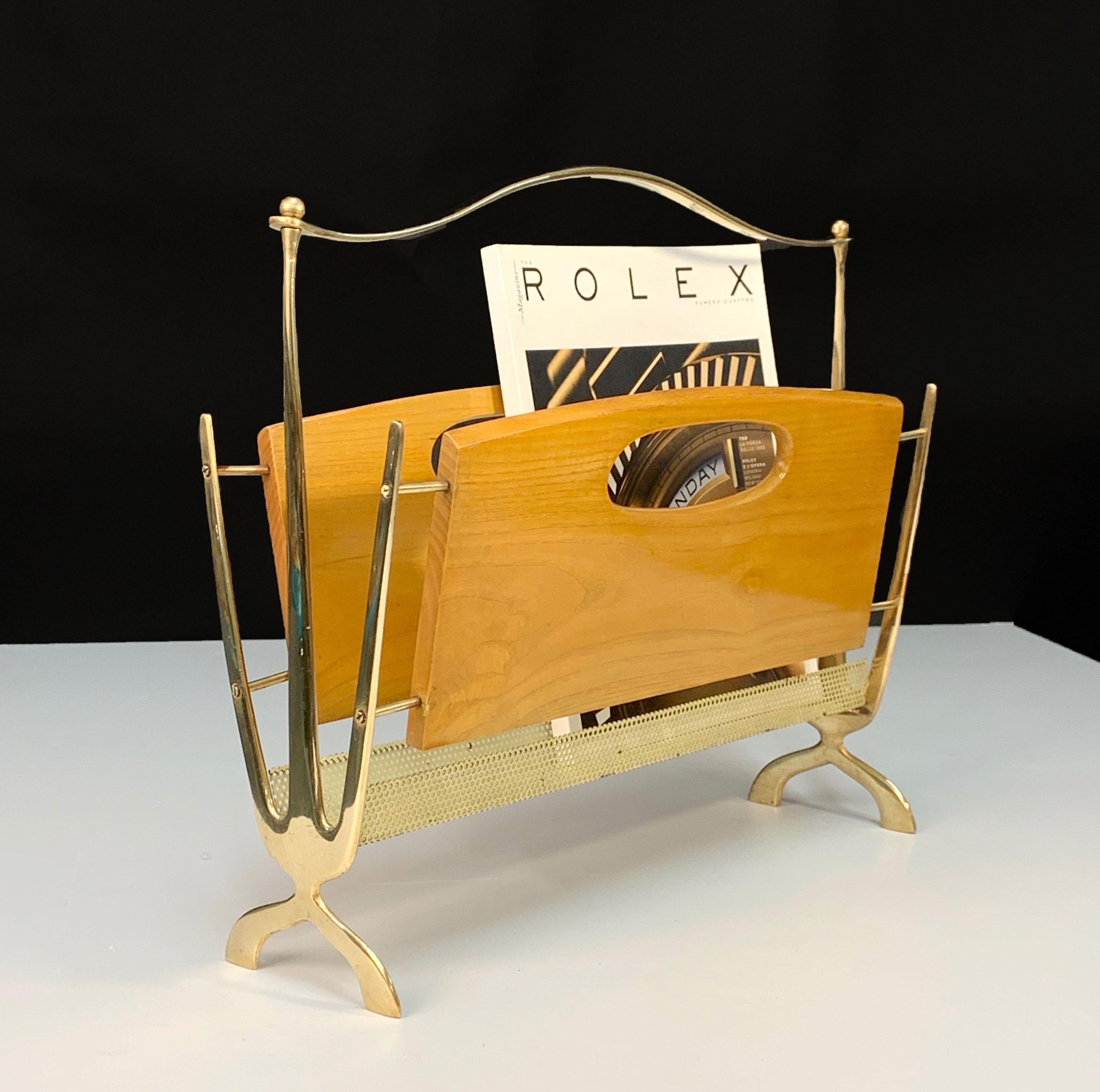 Maison Baguès Midcentury Brass and Chestnut Wood French Magazine Rack, 1950s For Sale 11