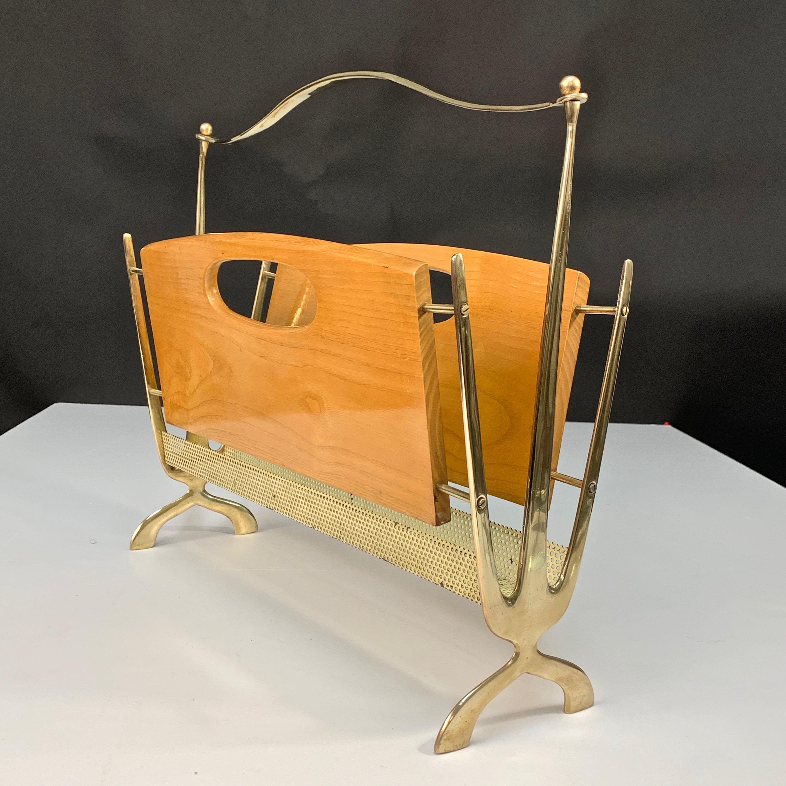 Maison Baguès Midcentury Brass and Chestnut Wood French Magazine Rack, 1950s In Good Condition For Sale In Roma, IT