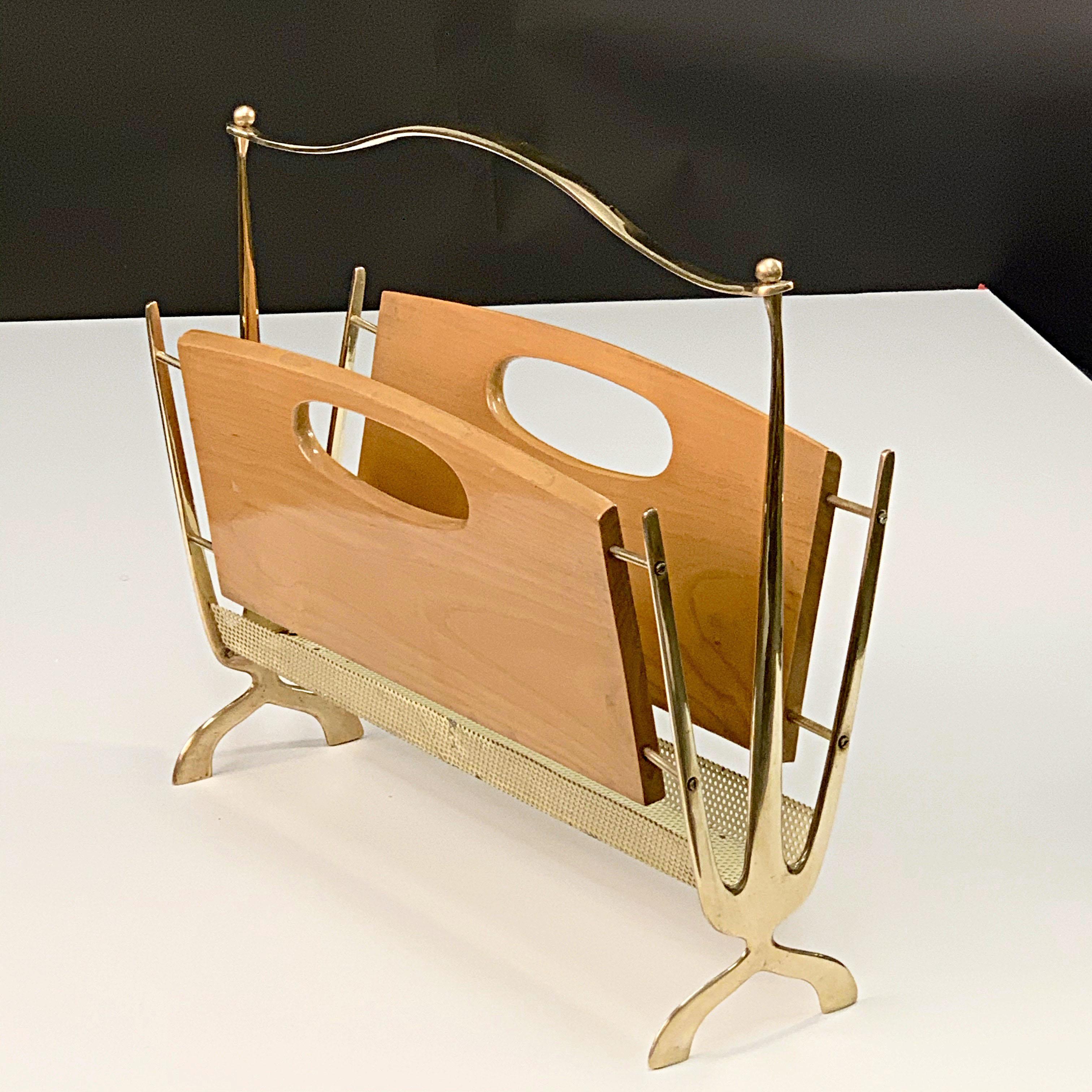 Maison Baguès Midcentury Brass and Chestnut Wood French Magazine Rack, 1950s For Sale 1