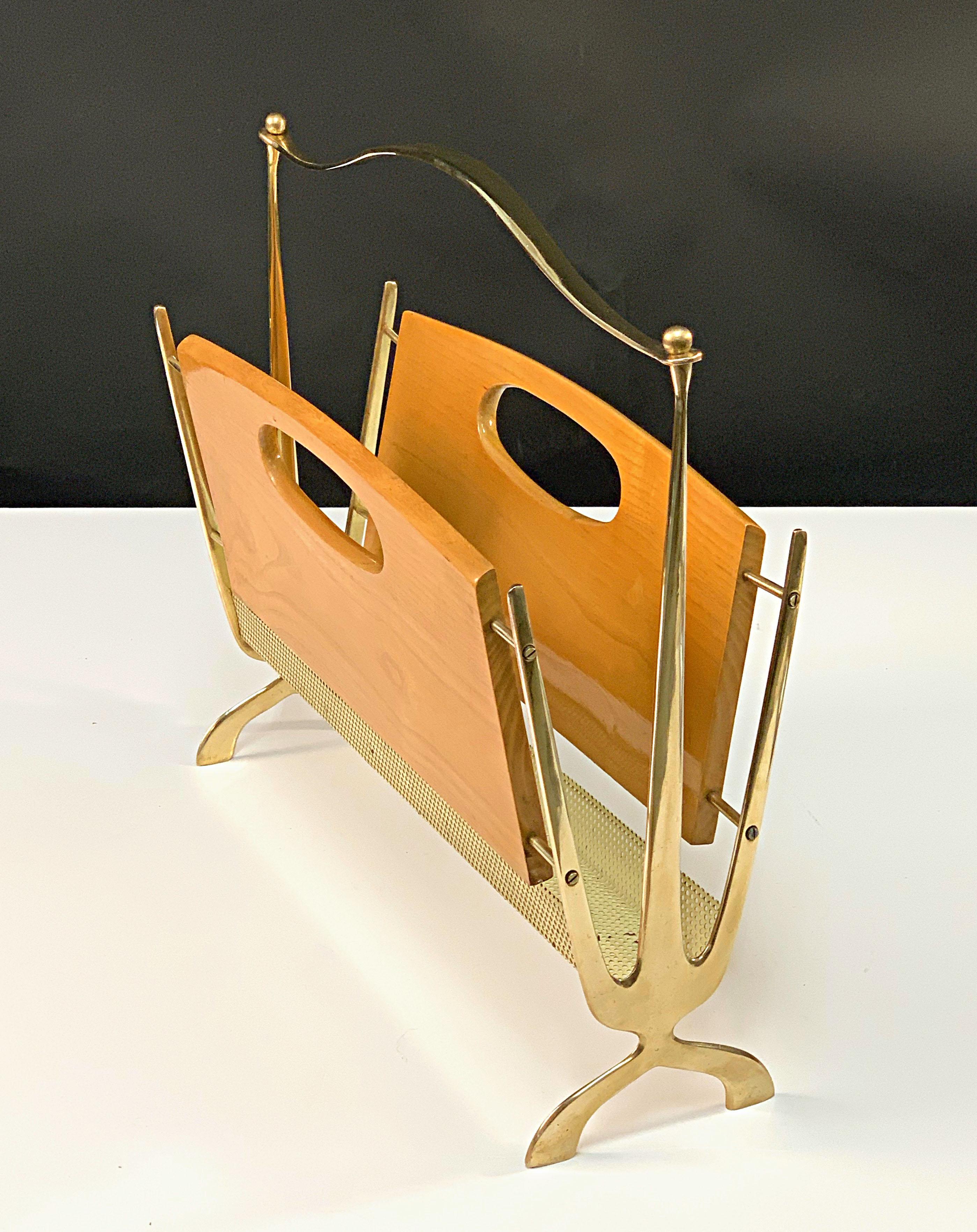 Maison Baguès Midcentury Brass and Chestnut Wood French Magazine Rack, 1950s For Sale 2