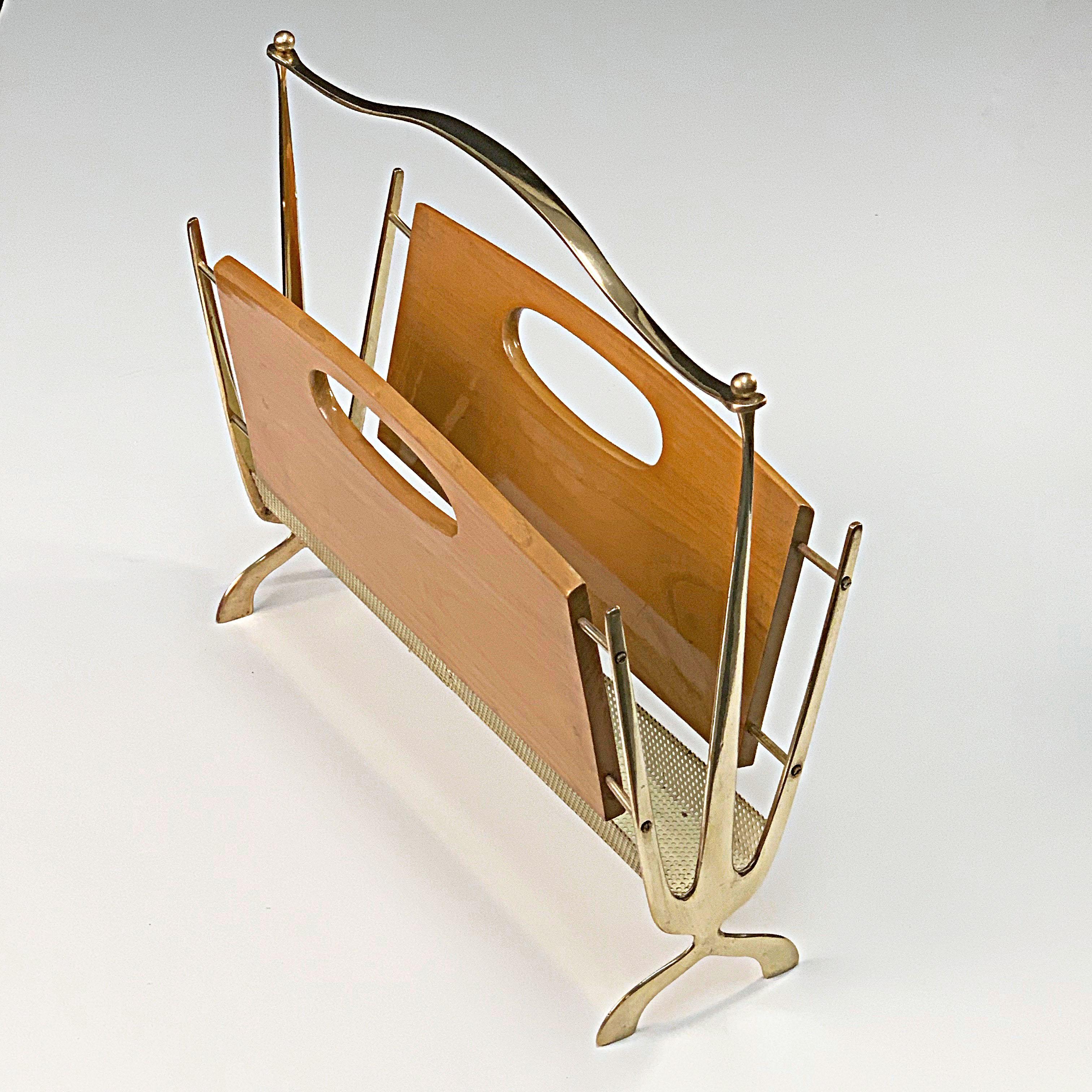 Maison Baguès Midcentury Brass and Chestnut Wood French Magazine Rack, 1950s For Sale 3