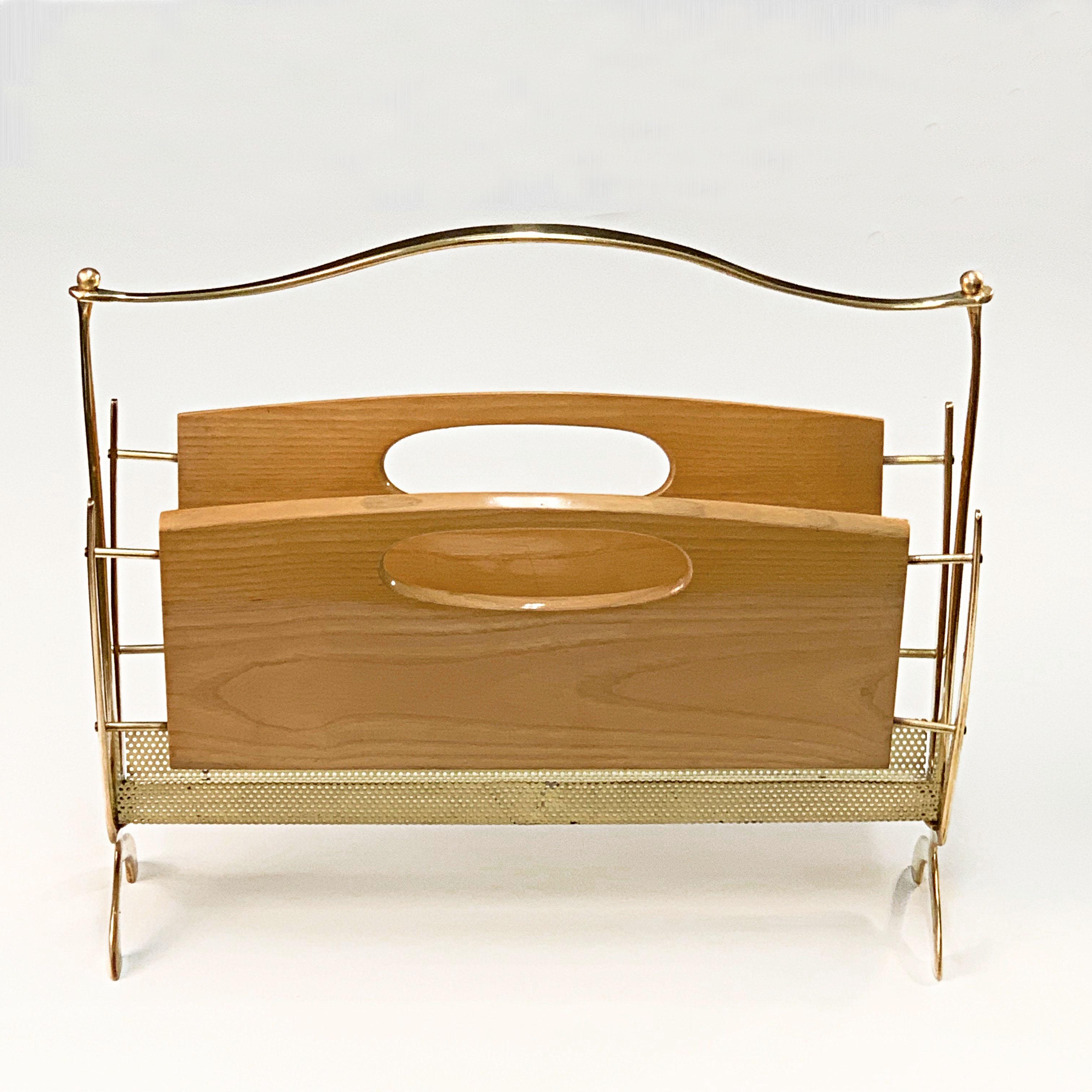 Maison Baguès Midcentury Brass and Chestnut Wood French Magazine Rack, 1950s For Sale 4