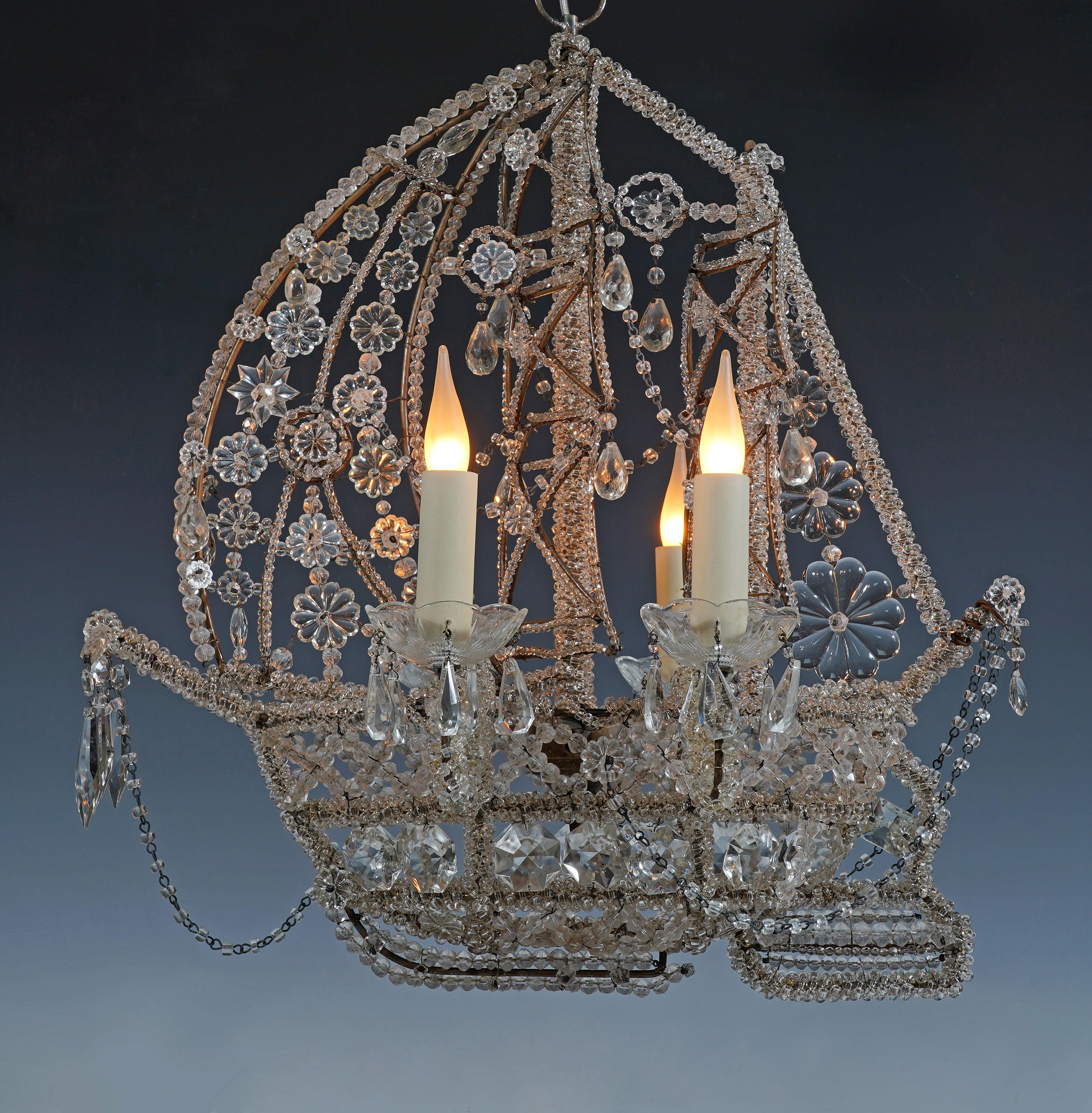 Joli lustre en forme de nef à 4 lumières, à armature métallique et richement orné de perles, fleurs, prismes, gouttes de cristal formant la coque, le mât et les deux voiles du bateau. Deux bras de lumière éclairent chaque côté de la coque.

Travaux