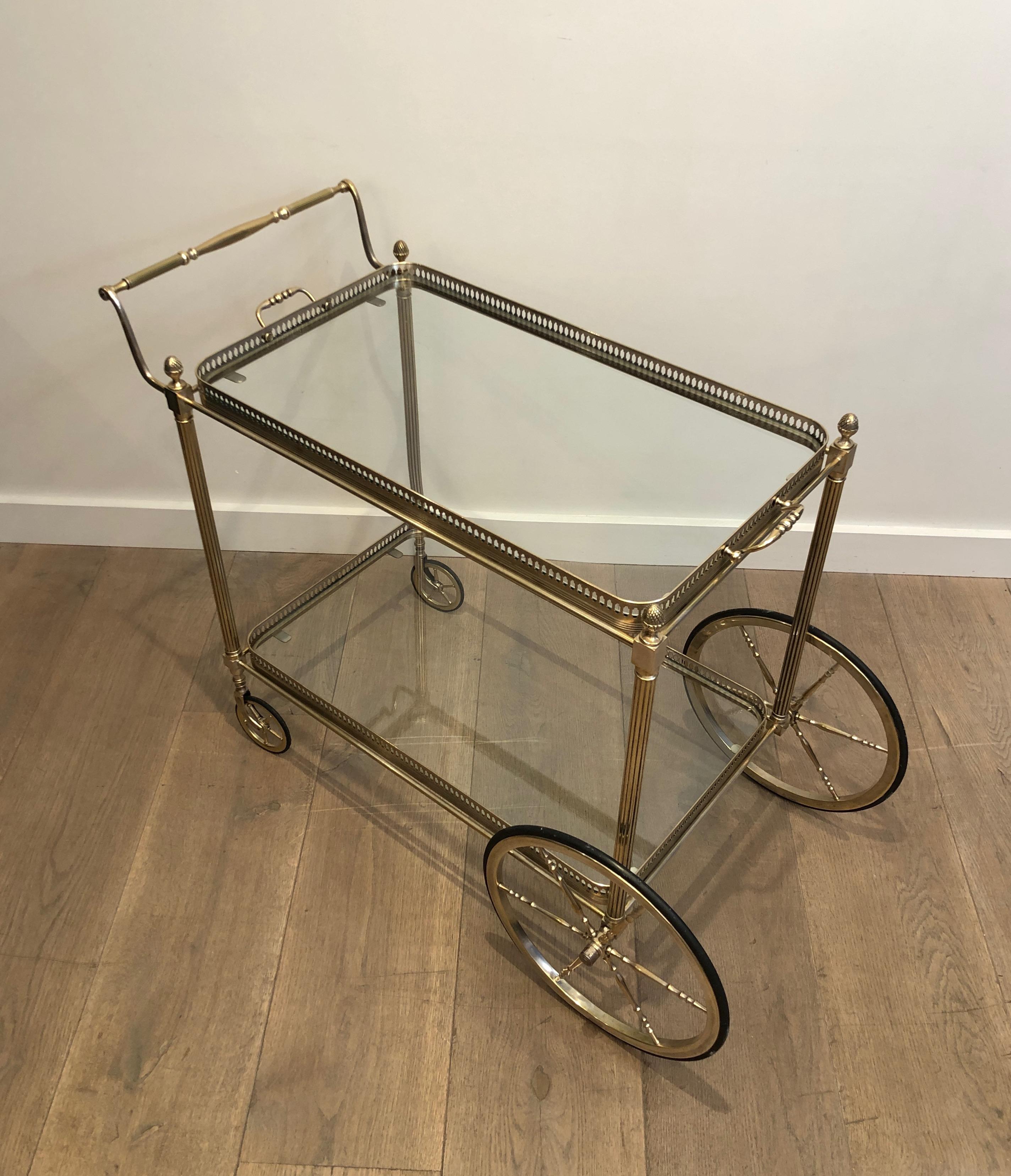 Ce très beau chariot de bar de style néoclassique est en laiton argenté. Il s'agit d'une œuvre française du célèbre designer Maison Bagués. Circa 1940