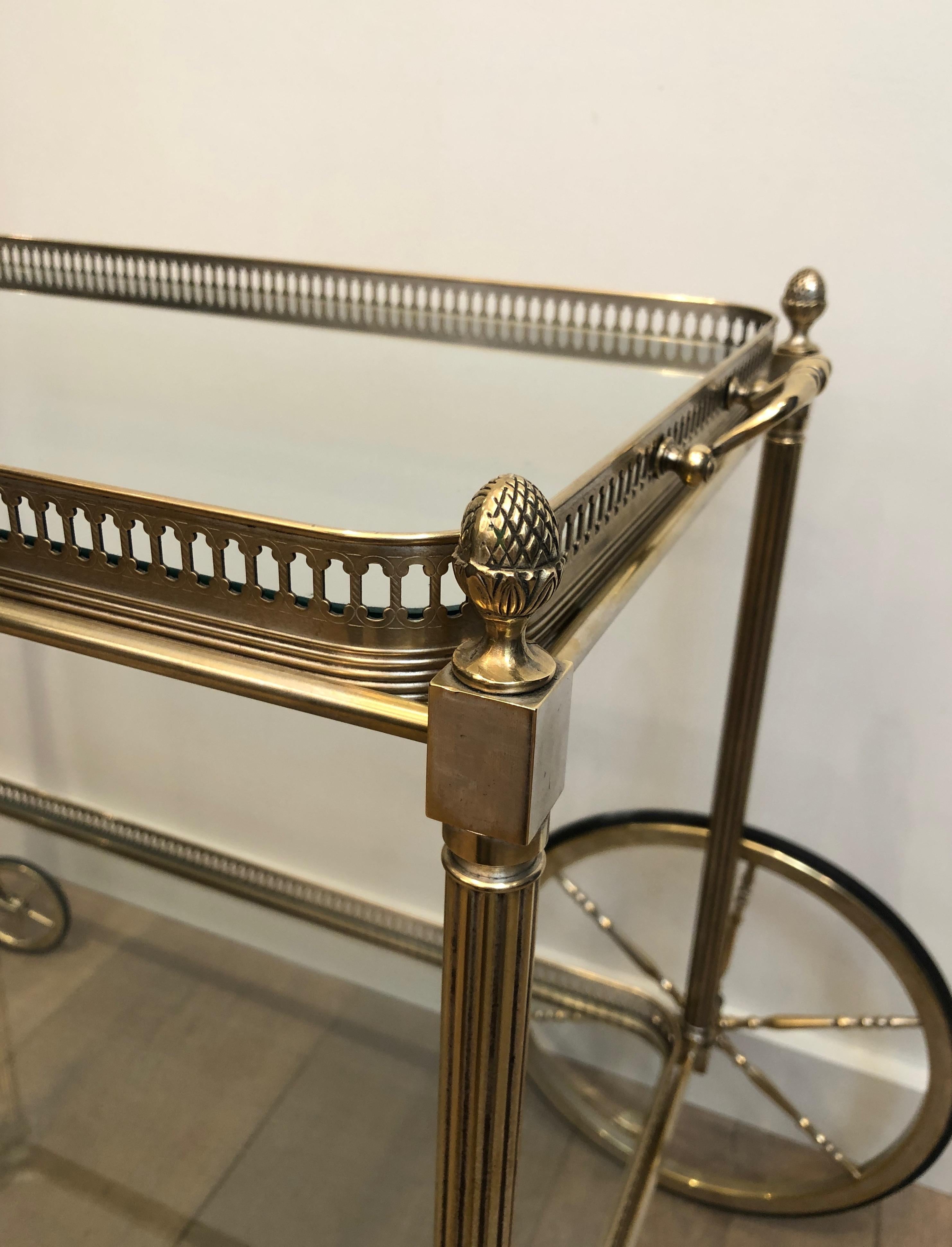 Milieu du XXe siècle Maison Bagués. Chariot à boissons en laiton argenté de style néoclassique. Français. en vente