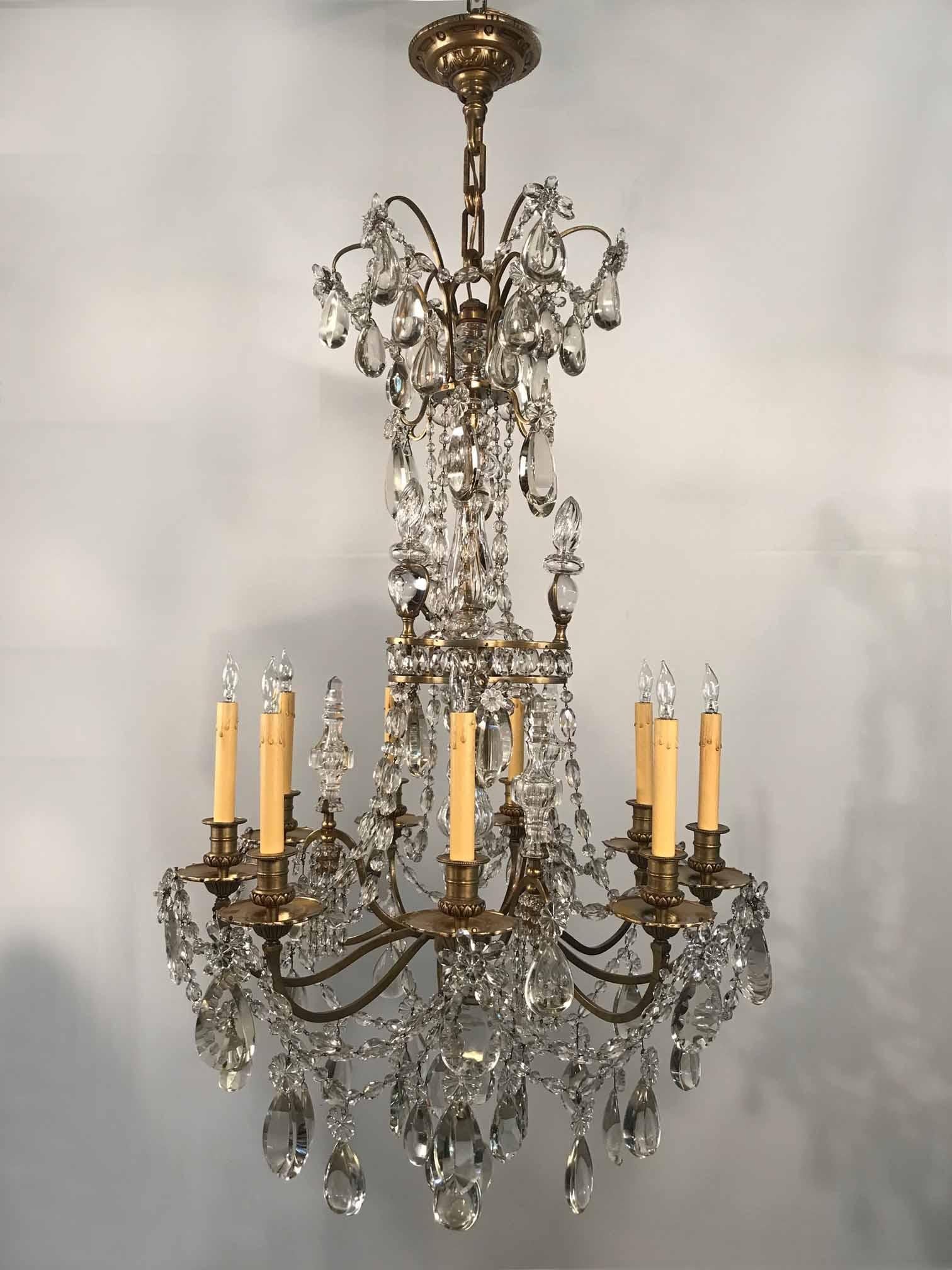 Francese Lampadario a nove bracci in bronzo e cristallo della Maison Baguès in vendita