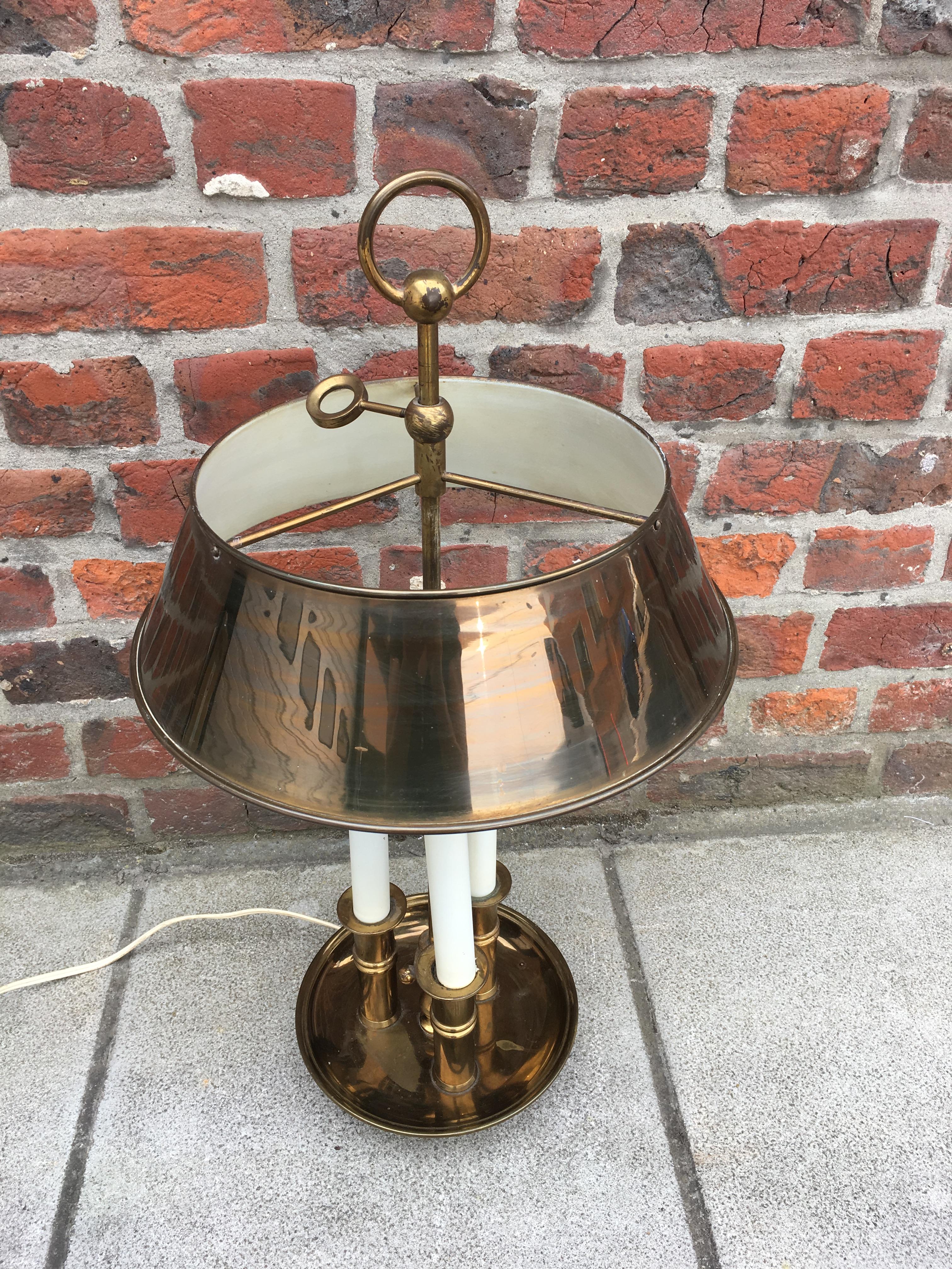 Maison Bagus oder Maison Charles, französische Bouillotte-Tischlampe aus Bronze und Messing, 1950 (Mitte des 20. Jahrhunderts)
