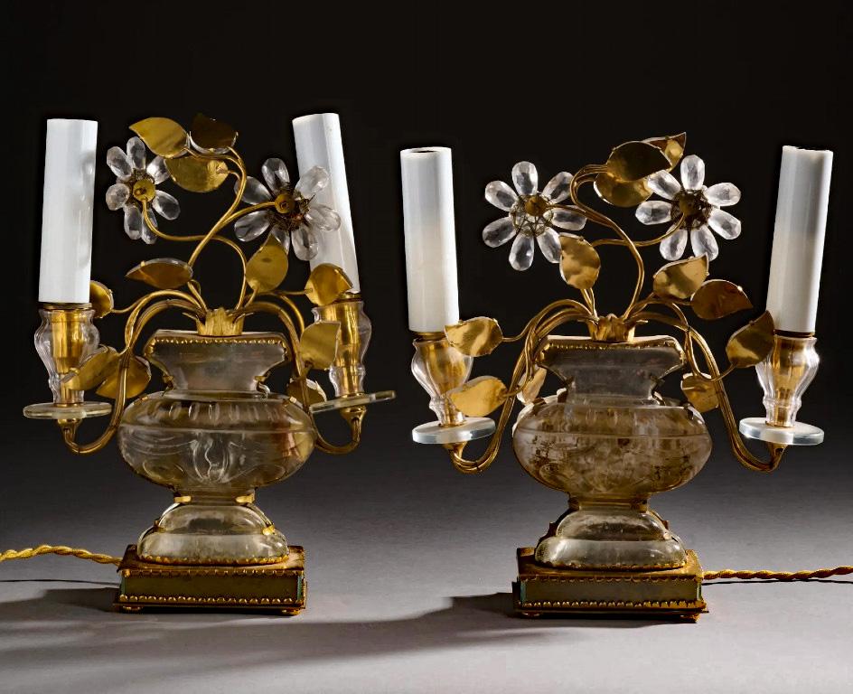 Mid-Century moderno Maison Baguès, Coppia di piccoli candelabri in bronzo e vetro Circa 1950 in vendita