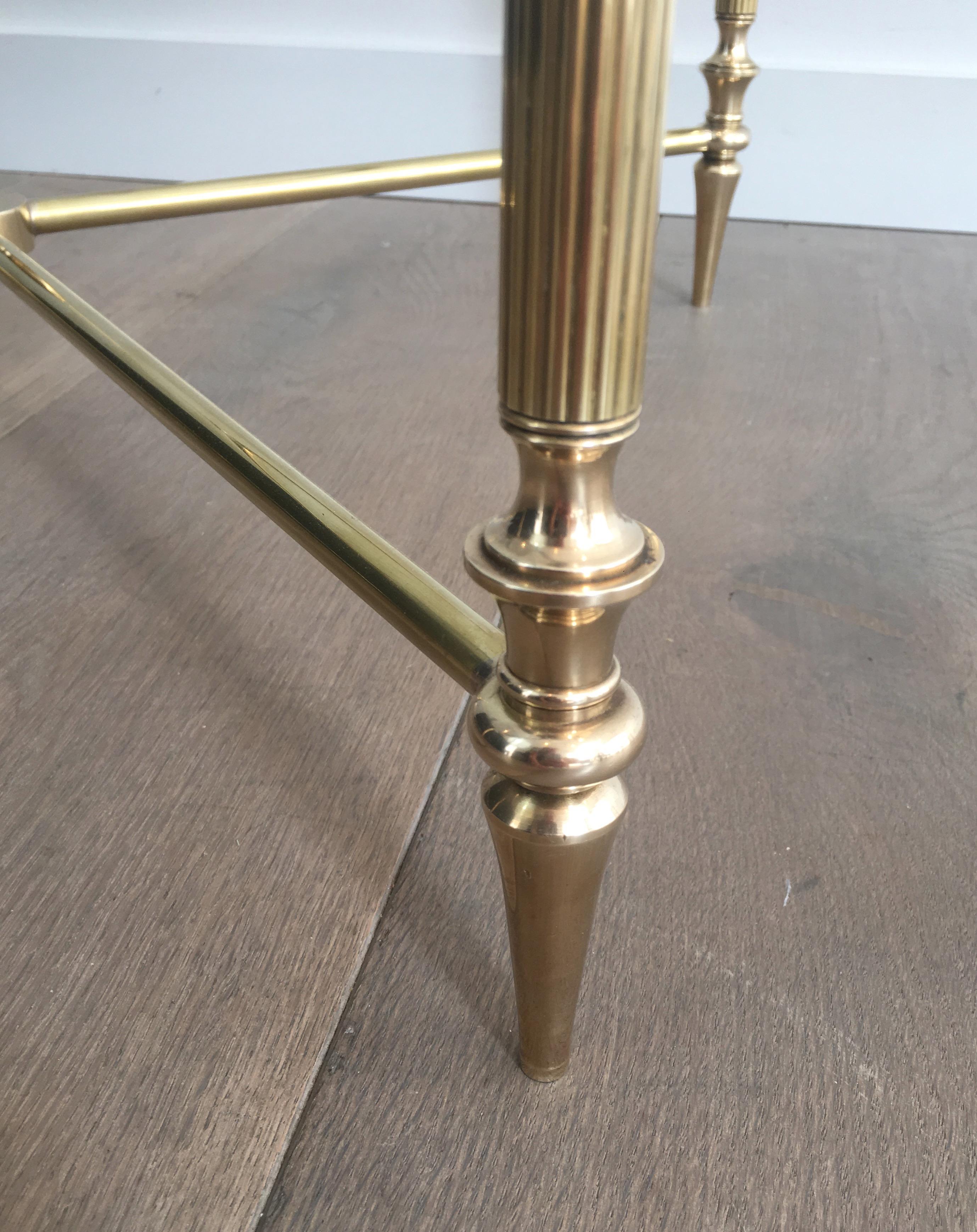 Maison Bagus, seltenes Paar neoklassizistischer runder Beistelltische aus Messing und Glas im Angebot 5