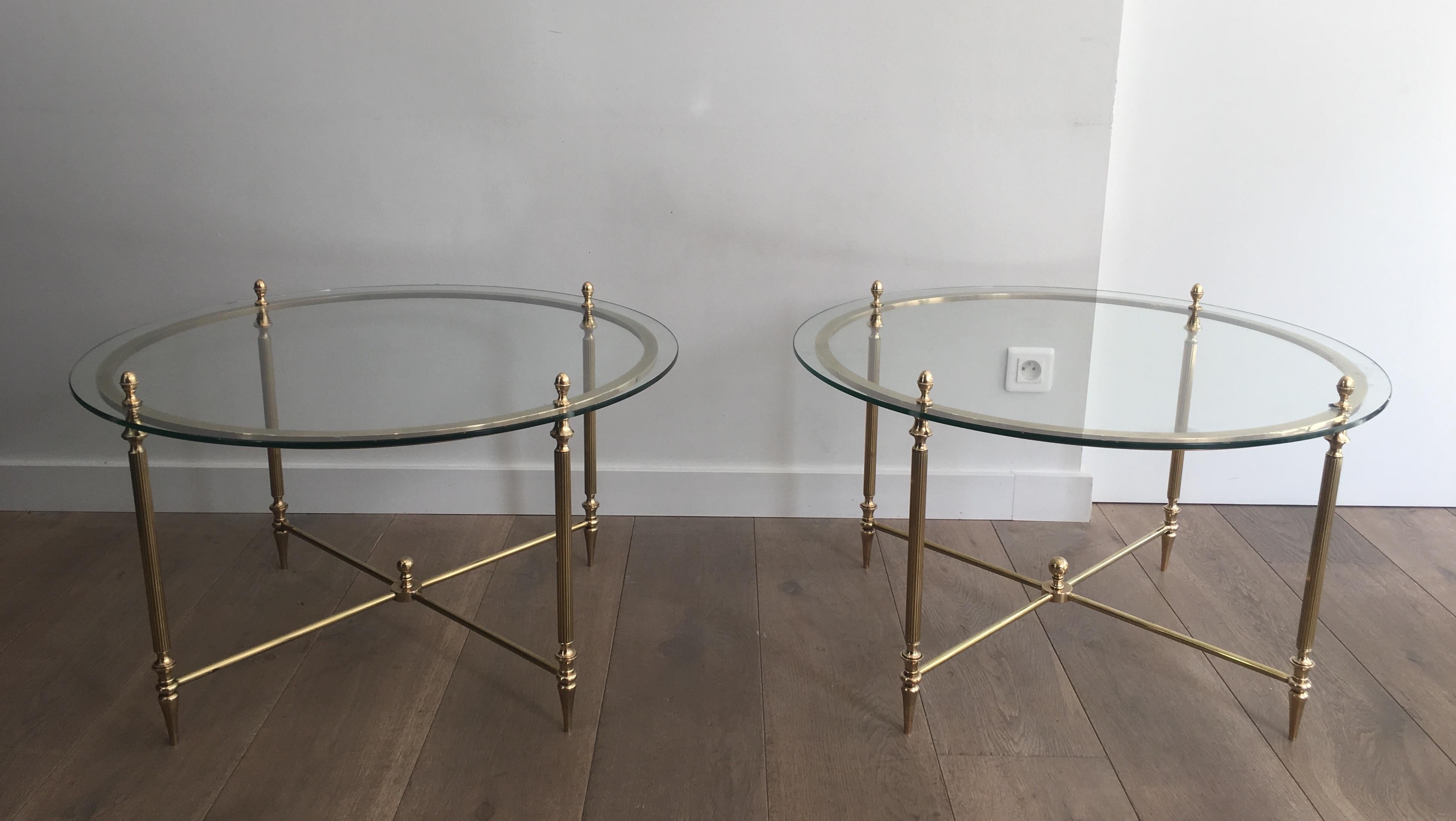Français Maison Bagus, rare paire de tables d'appoint néoclassiques rondes en laiton et verre en vente