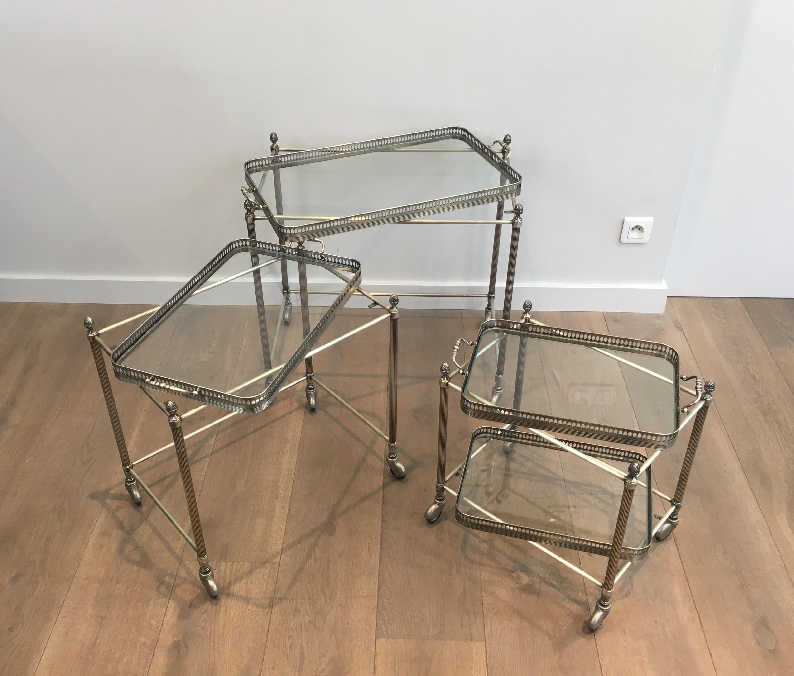 Maison Bagués, Rare Set of 3 Neoclassical Style Silvered Brass Nesting Tables In Good Condition In Marcq-en-Barœul, Hauts-de-France