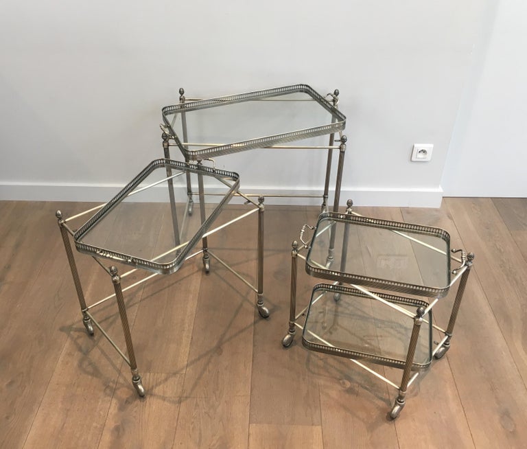 Maison Bagués, Rare Set of 3 Neoclassical Style Silvered Brass Nesting Tables In Good Condition For Sale In Marcq-en-Baroeul, FR