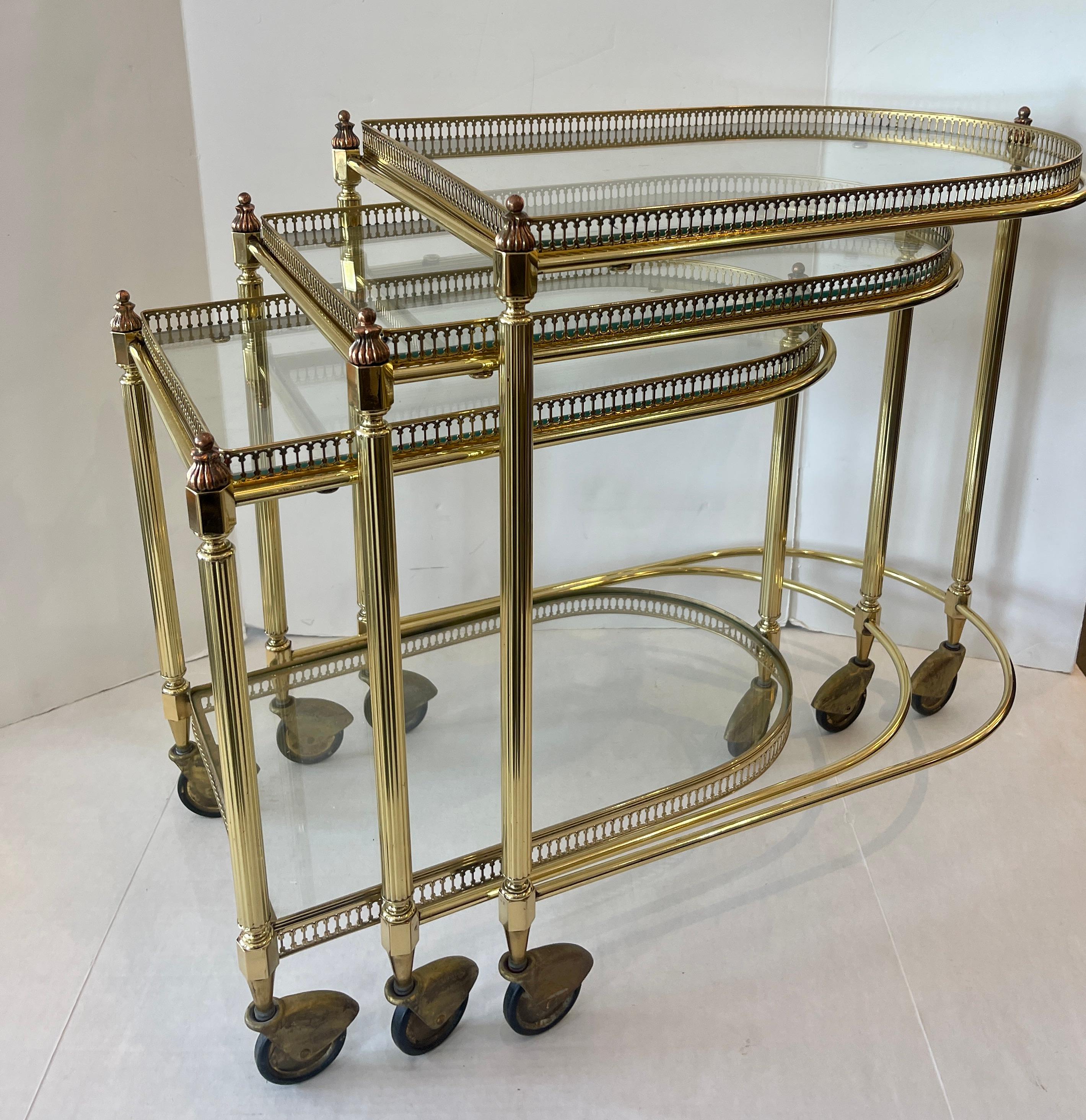 Nous venons de recevoir ce magnifique et très élégant ensemble de trois chariots à boissons gigognes de la Maison Baguès en laiton et en Gallery, années 1940.
Il s'agit d'un parfait exemple de l'artisanat français des années 40-50.
Ce chariot est