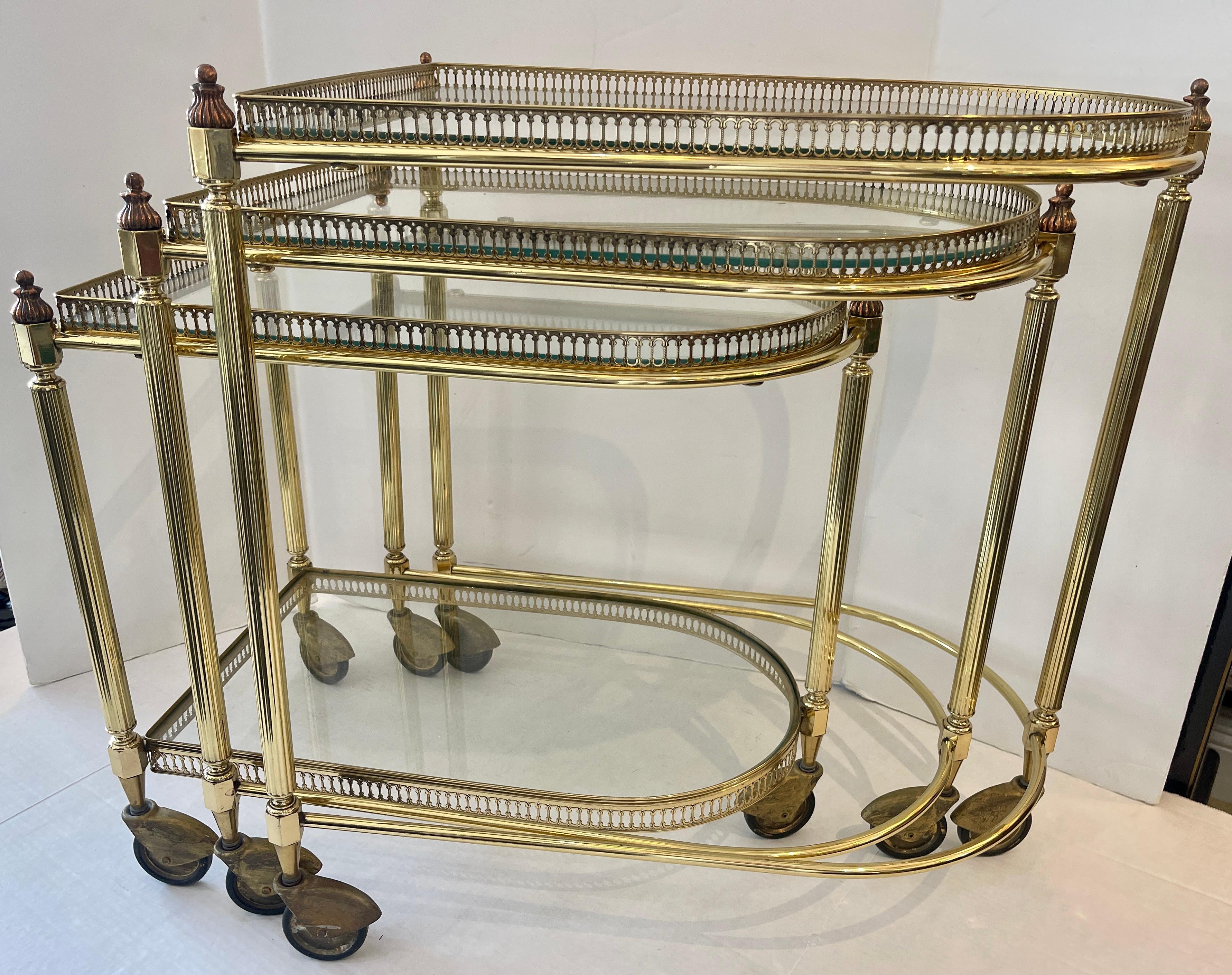 Fait main Maison Baguès Ensemble de trois chariots à boissons gigognes en laiton (a) Gallery, années 1940 en vente