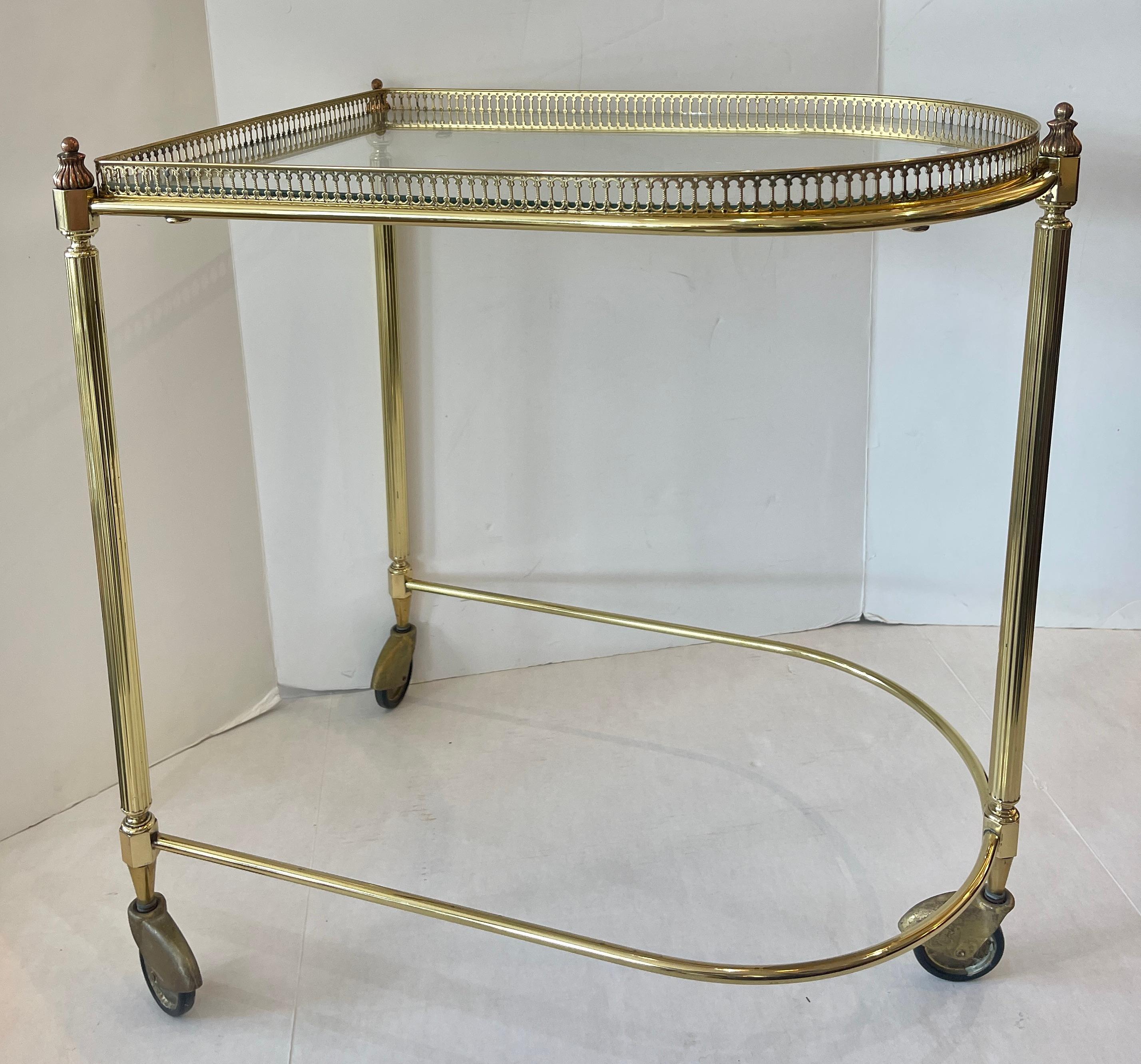 Maison Baguès Ensemble de trois chariots à boissons gigognes en laiton (a) Gallery, années 1940 Bon état - En vente à West Palm Beach, FL