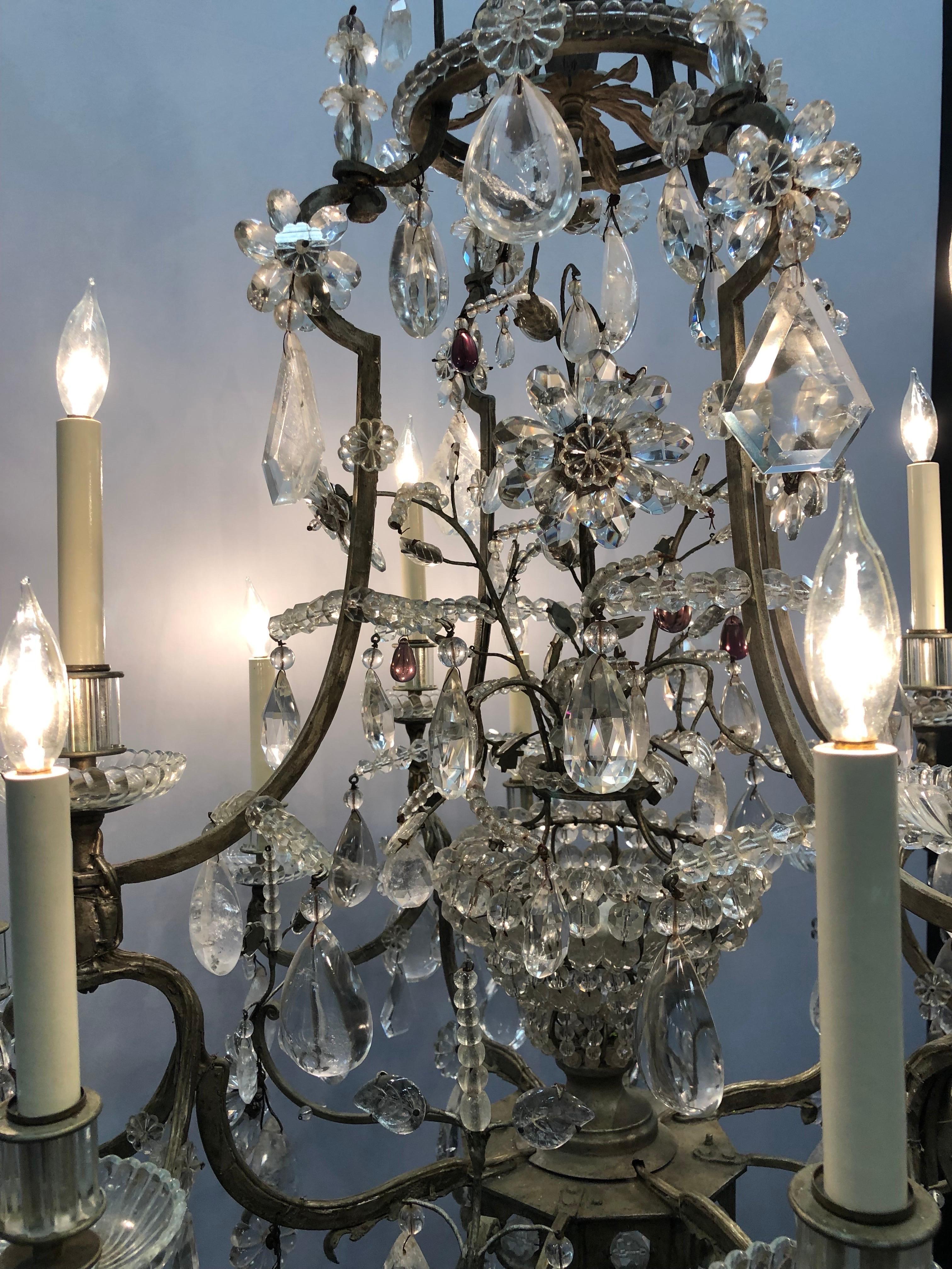 Louis XIV Maison Baguès attribuée, lustre en fer forgé et cristal de roche à 12 lumières en vente