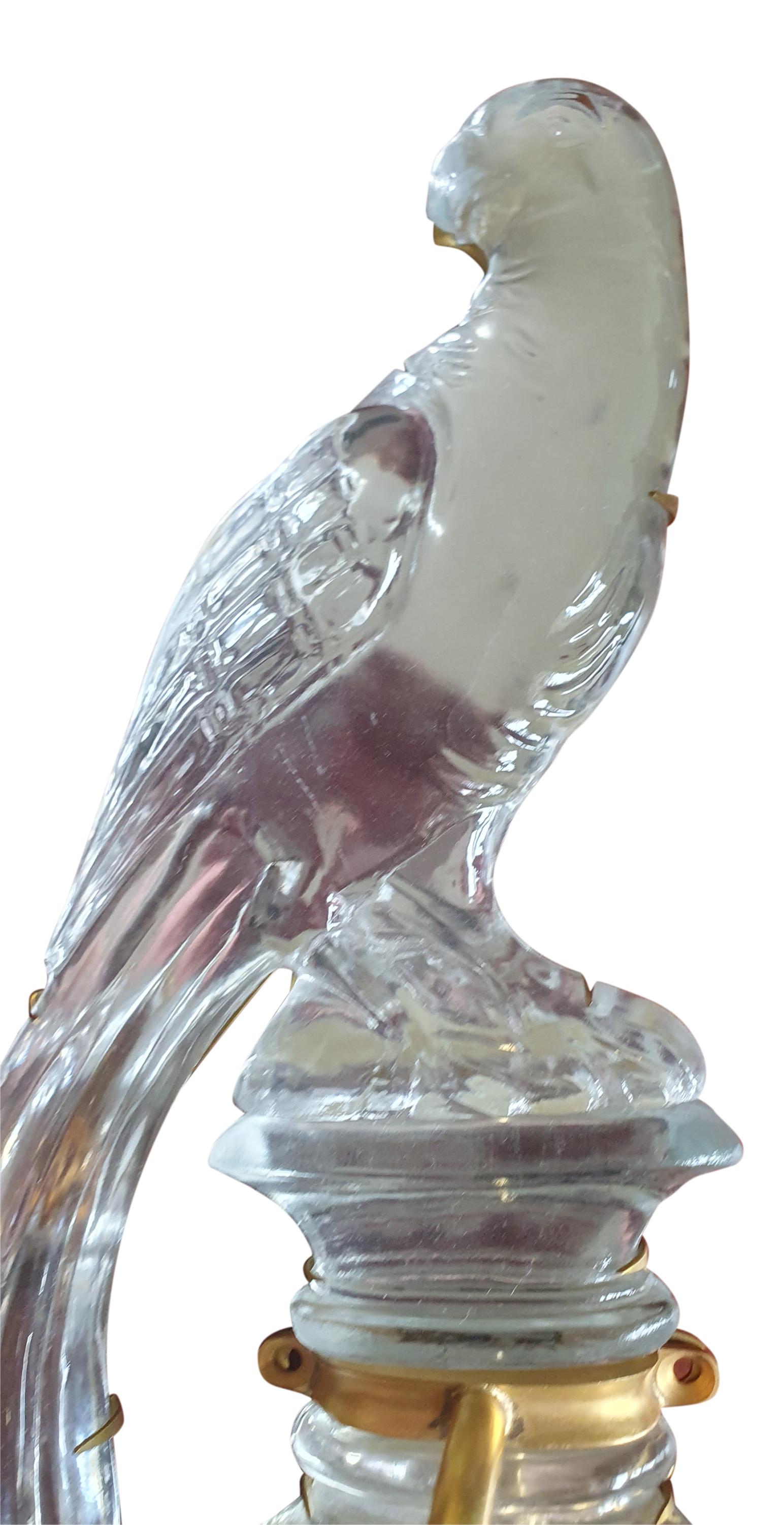Voici une superbe applique murale en cristal de Bohème de la Maison Baguès en parfait état. Le perroquet, symbole de Baguès, apparaît dans les créations des années 1920 et devient rapidement une icône intemporelle de la marque. 

Réalisé en