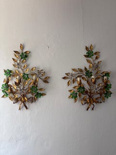 Appliques « Maison Baguès », style « 3 lumières », avec fleurs en cristal vert et nœud en tole, vers 1940