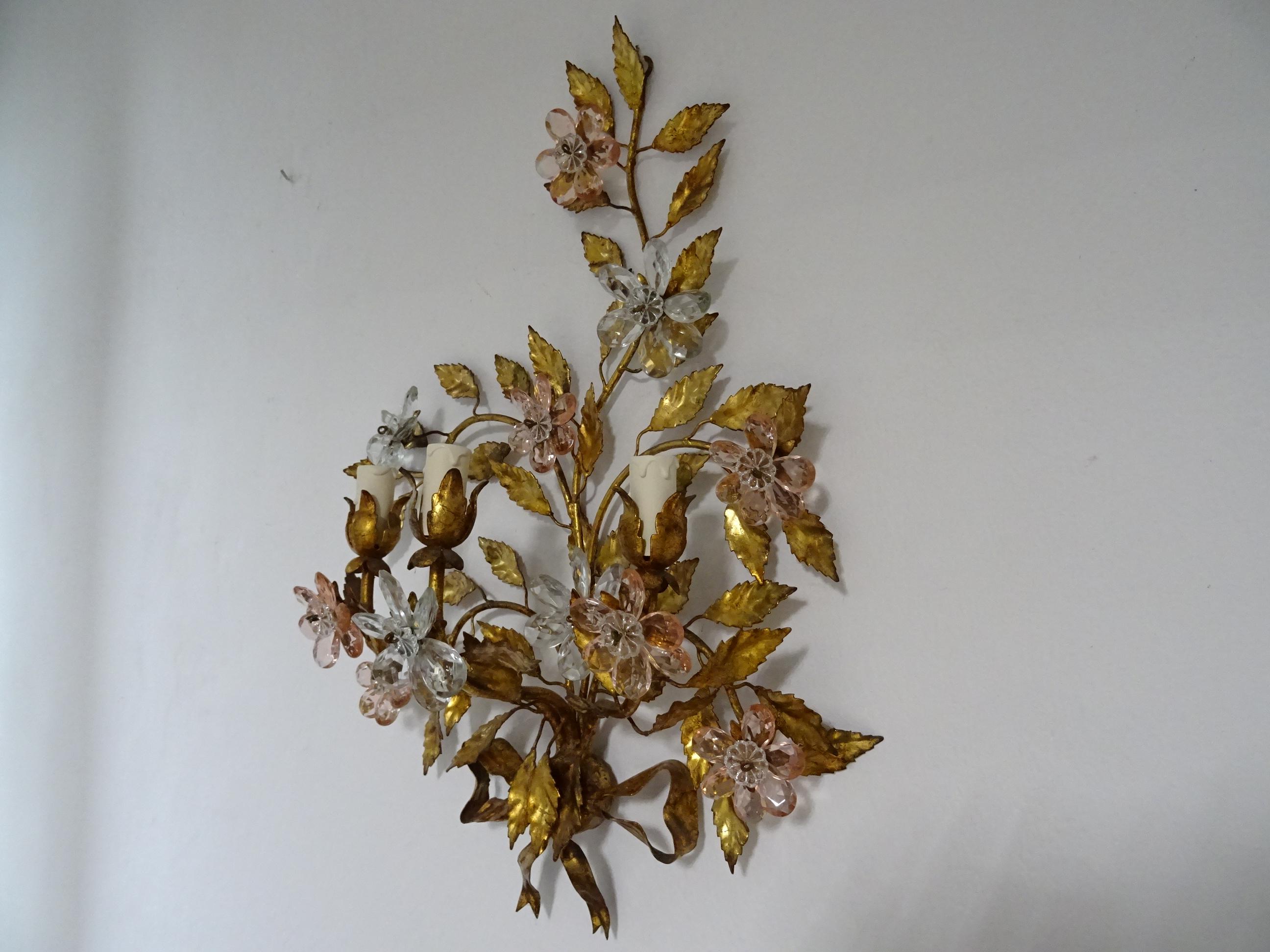 Ils contiennent chacun un nombre impressionnant de 3 lampes.  Ils seront recâblés avec des prises certifiées UL pour les États-Unis et des prises appropriées pour tous les autres pays.  Feuilles en métal doré très patinées.  Les fleurs qui ornent