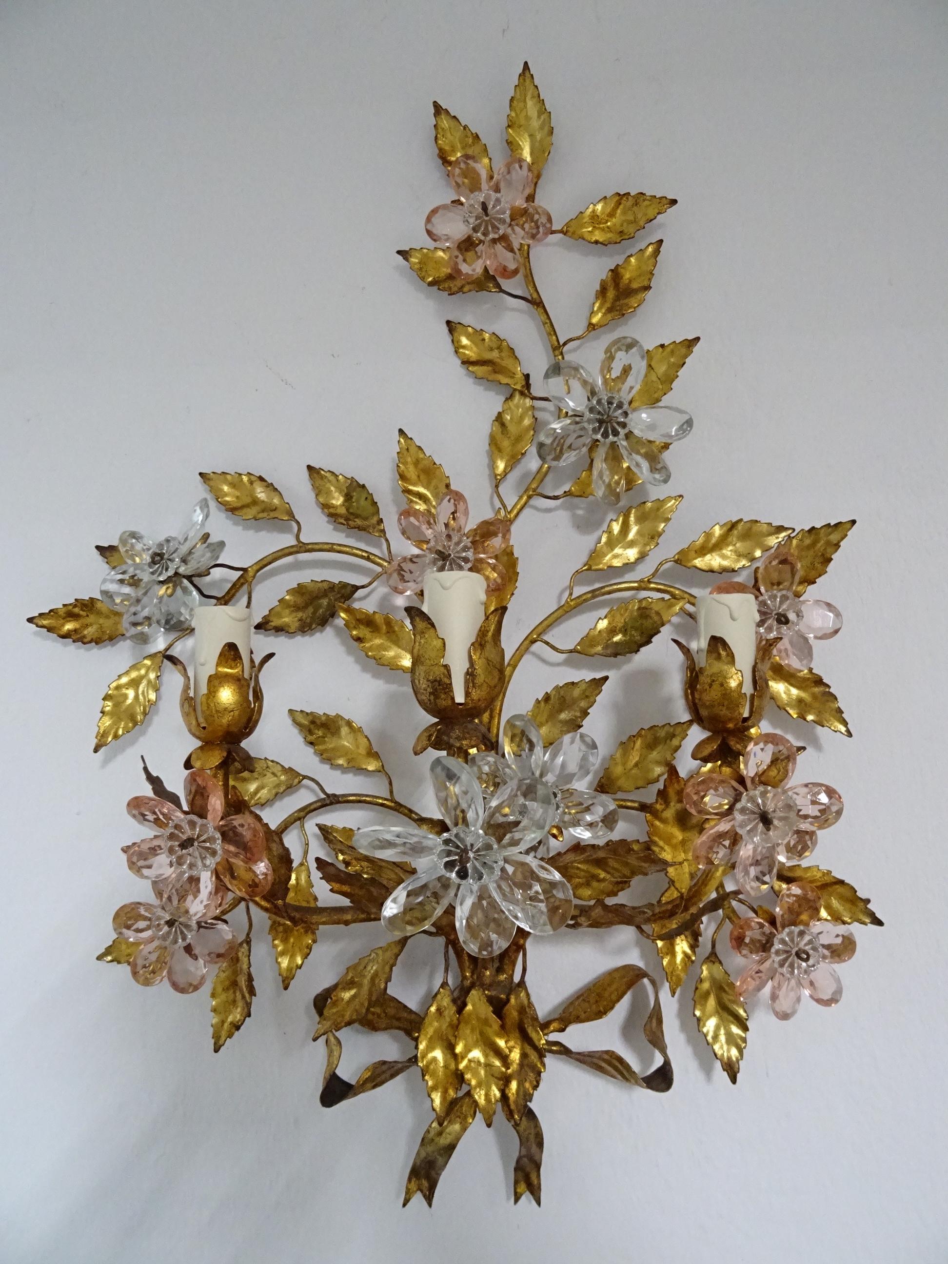 Français Maison Baguès Style 3 lumières Appliques à nœuds en cristal rose avec fleurs, circa 1930 en vente